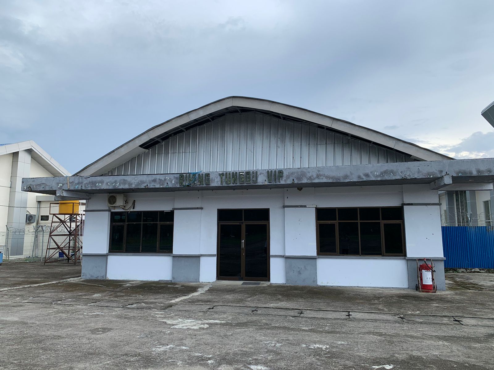 Foto Bandara FASILITAS GEDUNG TERMINAL KEBERANGKATAN (SEMENTARA) BANDARA SULTAN BANTILAN TOLITOLI