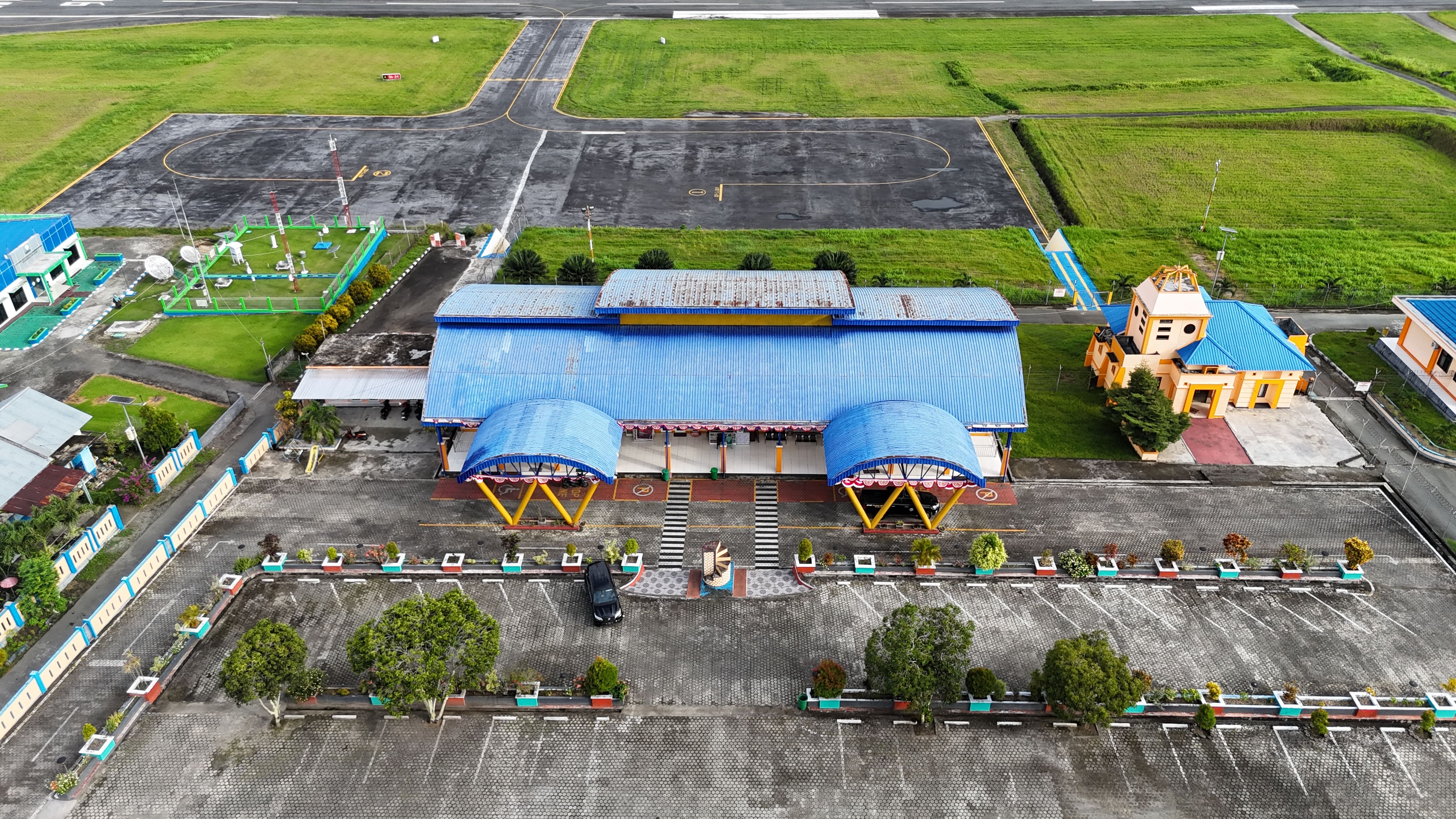 Foto Bandara Terminal Bandara Oesman Sadik