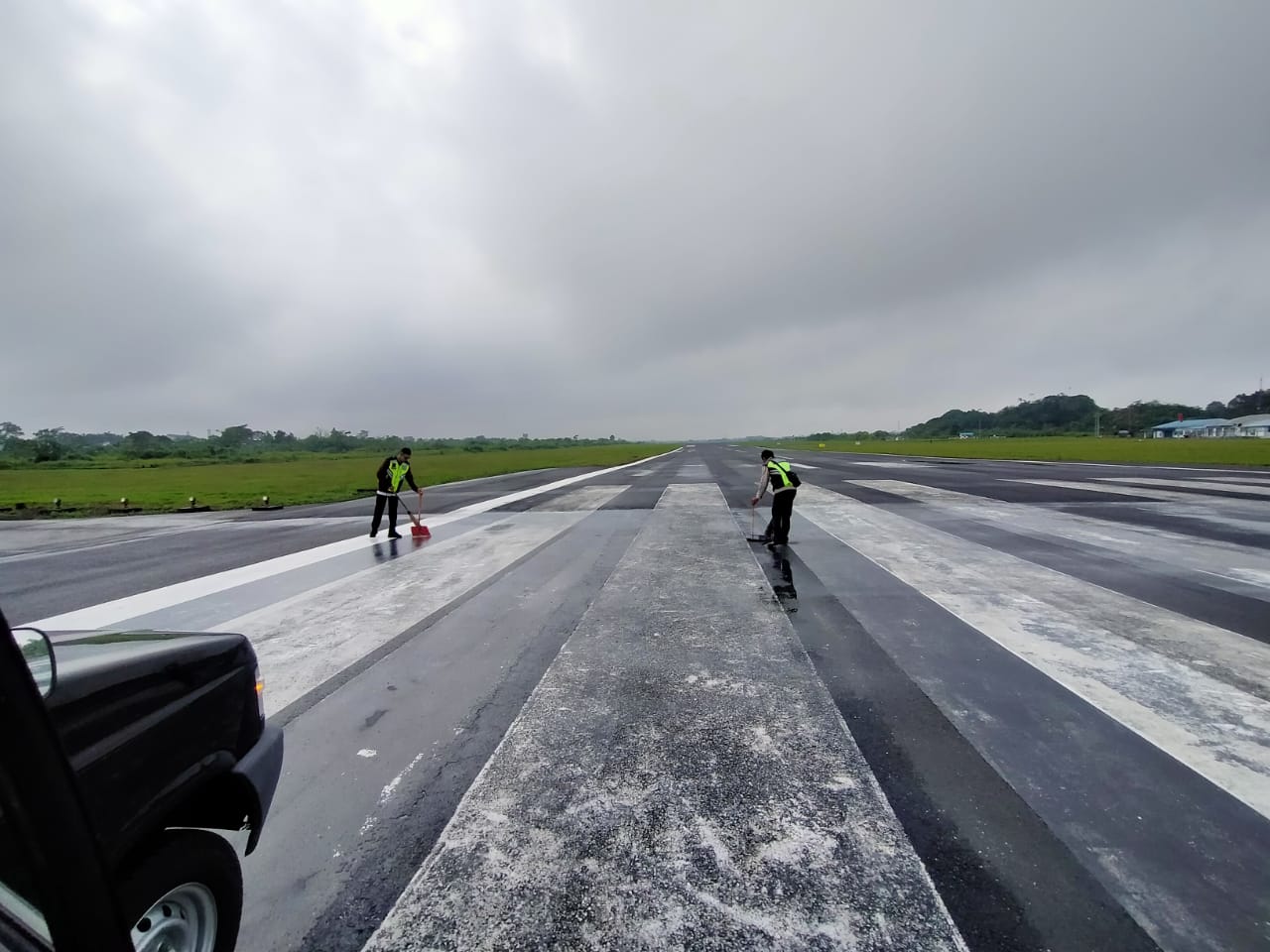 Foto Bandara Membersihkan landas pacu dari genangan air