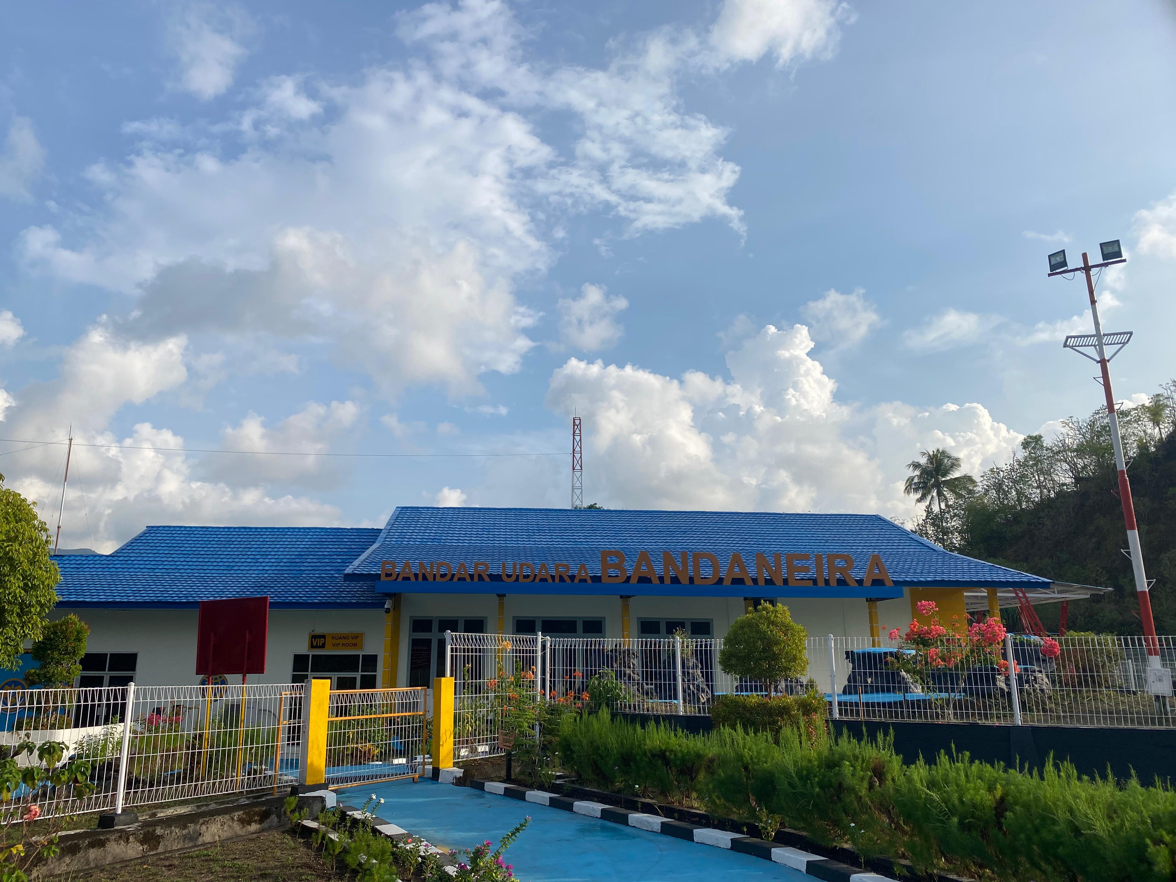 Foto Bandara GEDUNG TERMINAL TAMPAK DARI SISI UDARA