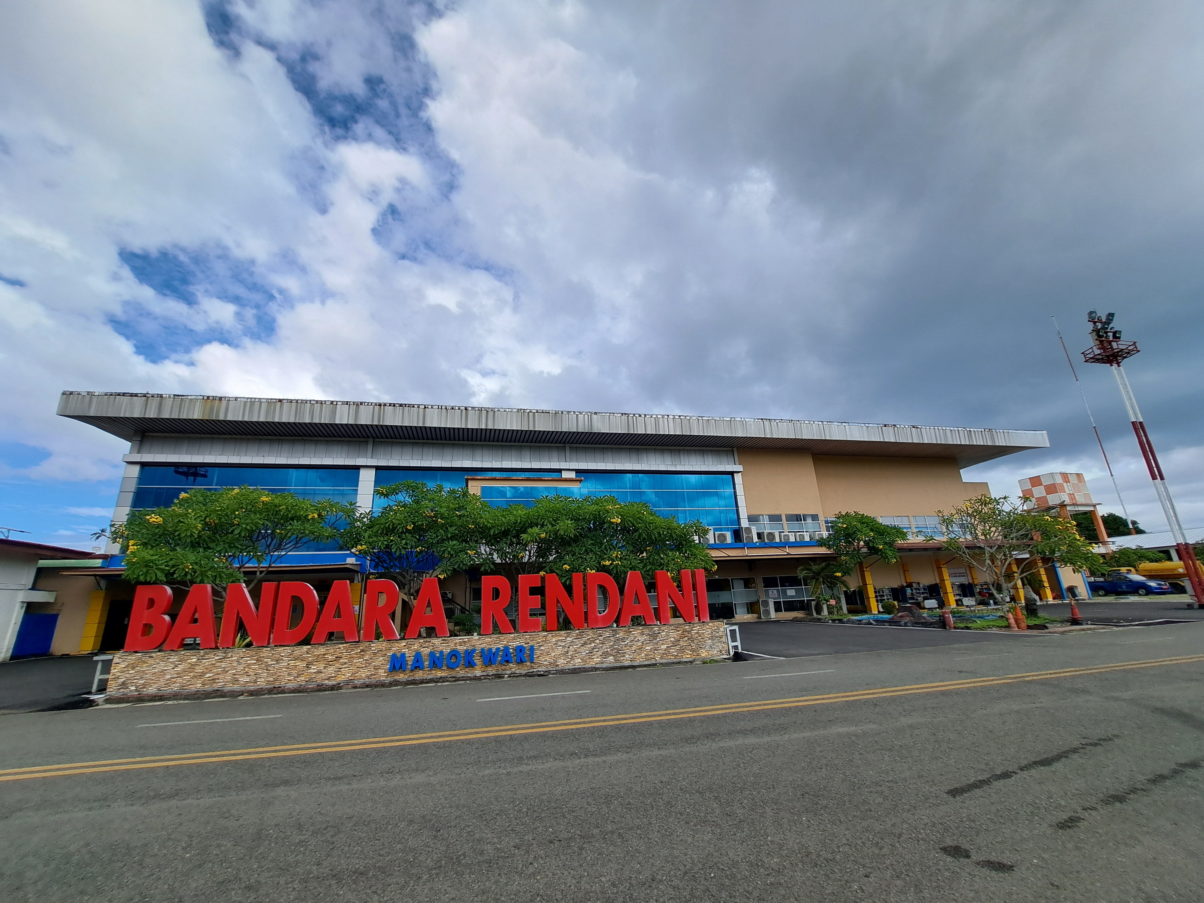 Foto Bandara Gedung Terminal Tampak Belakang