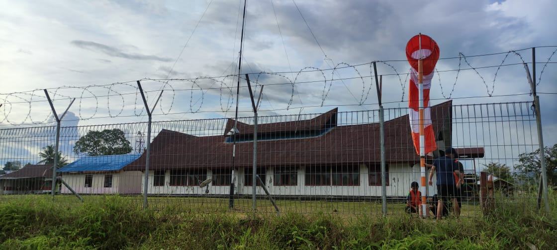 Foto Bandara pemasangan windsock 1