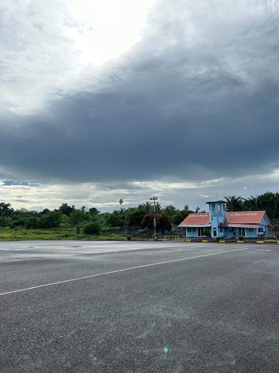 Foto Bandara Foto Apron Bandara Lasondre