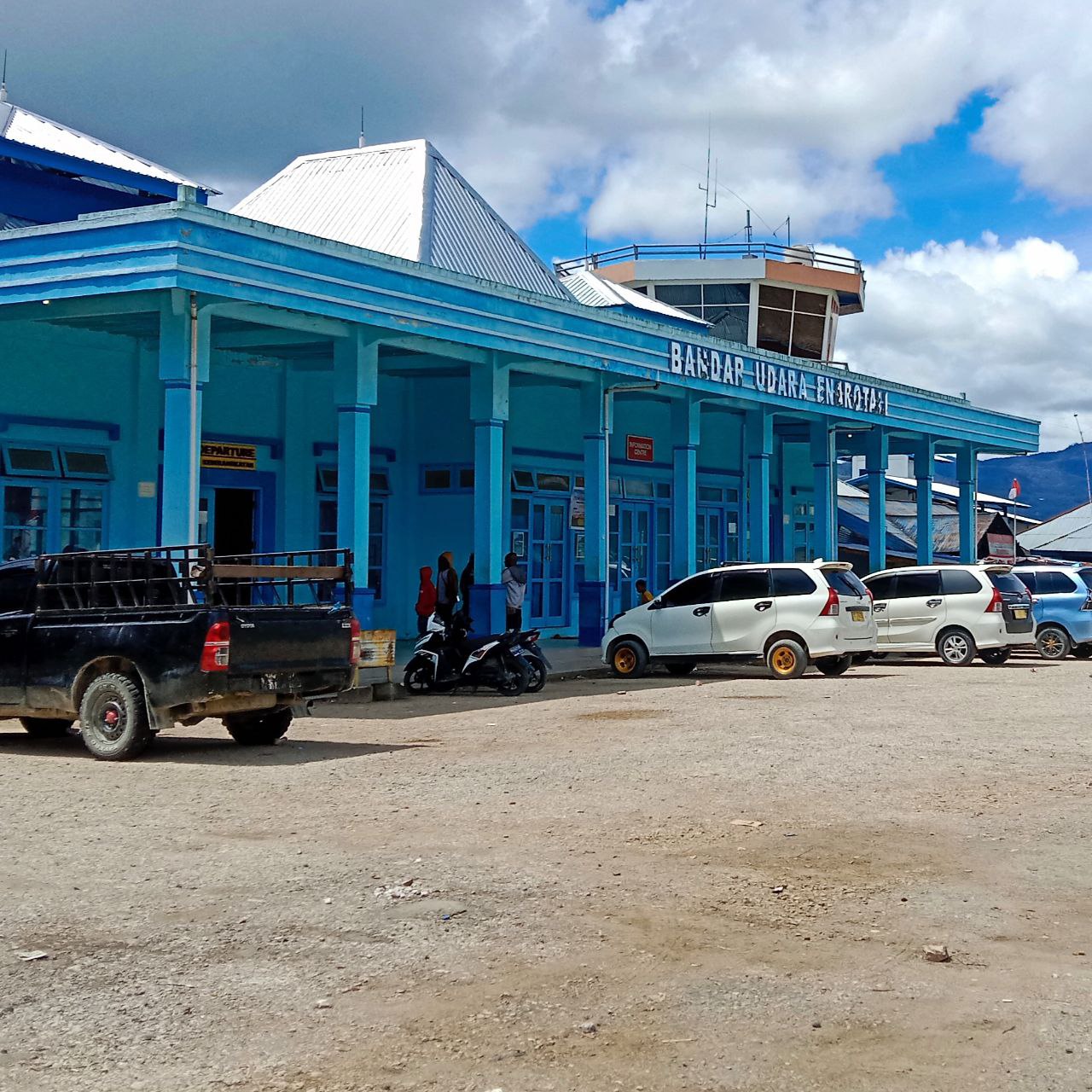 Foto Bandara Foto gedung Bandara Enarotali dari depan