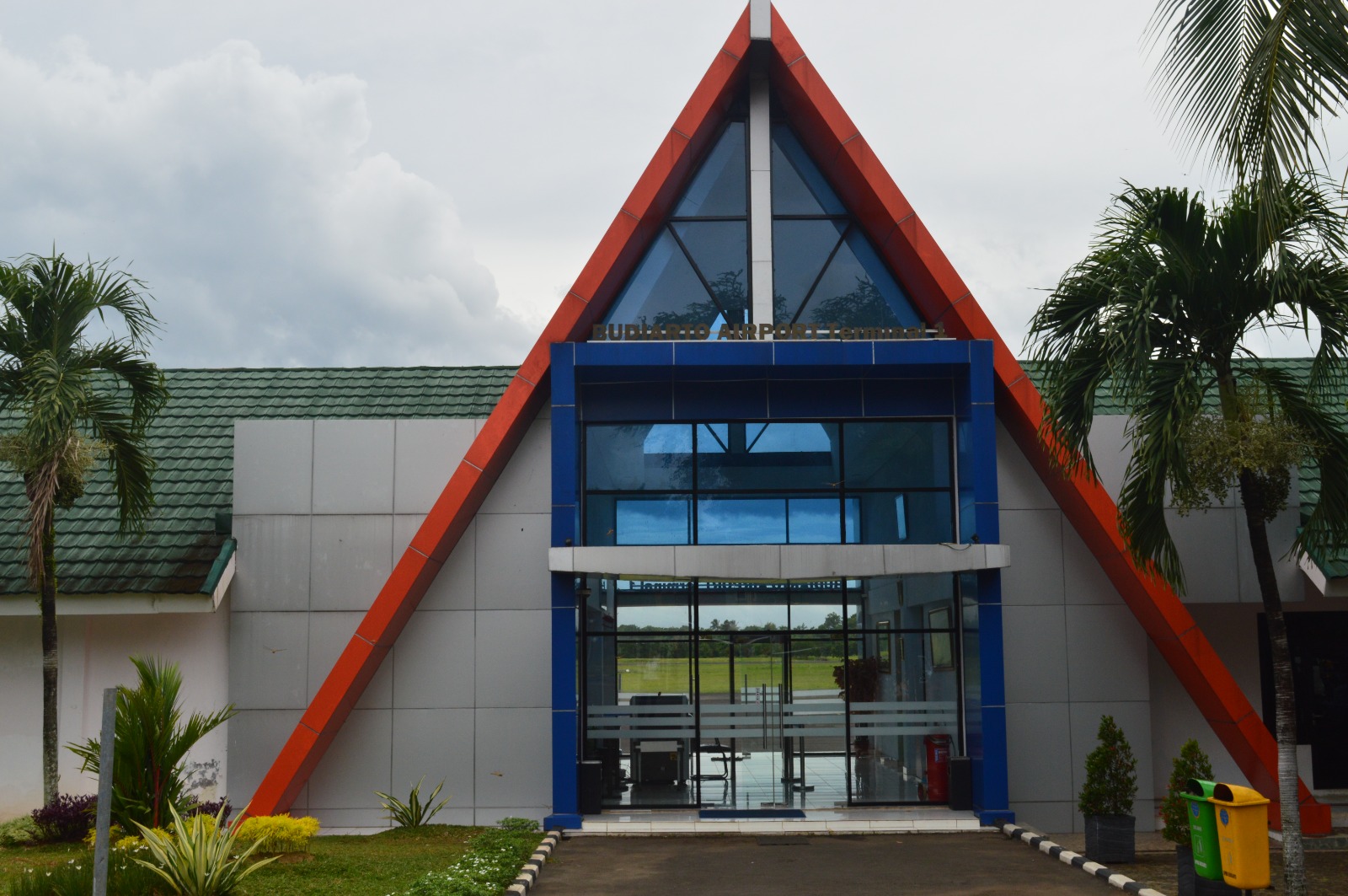 Foto Bandara Gedung Operasional yang dijadikan Terminal