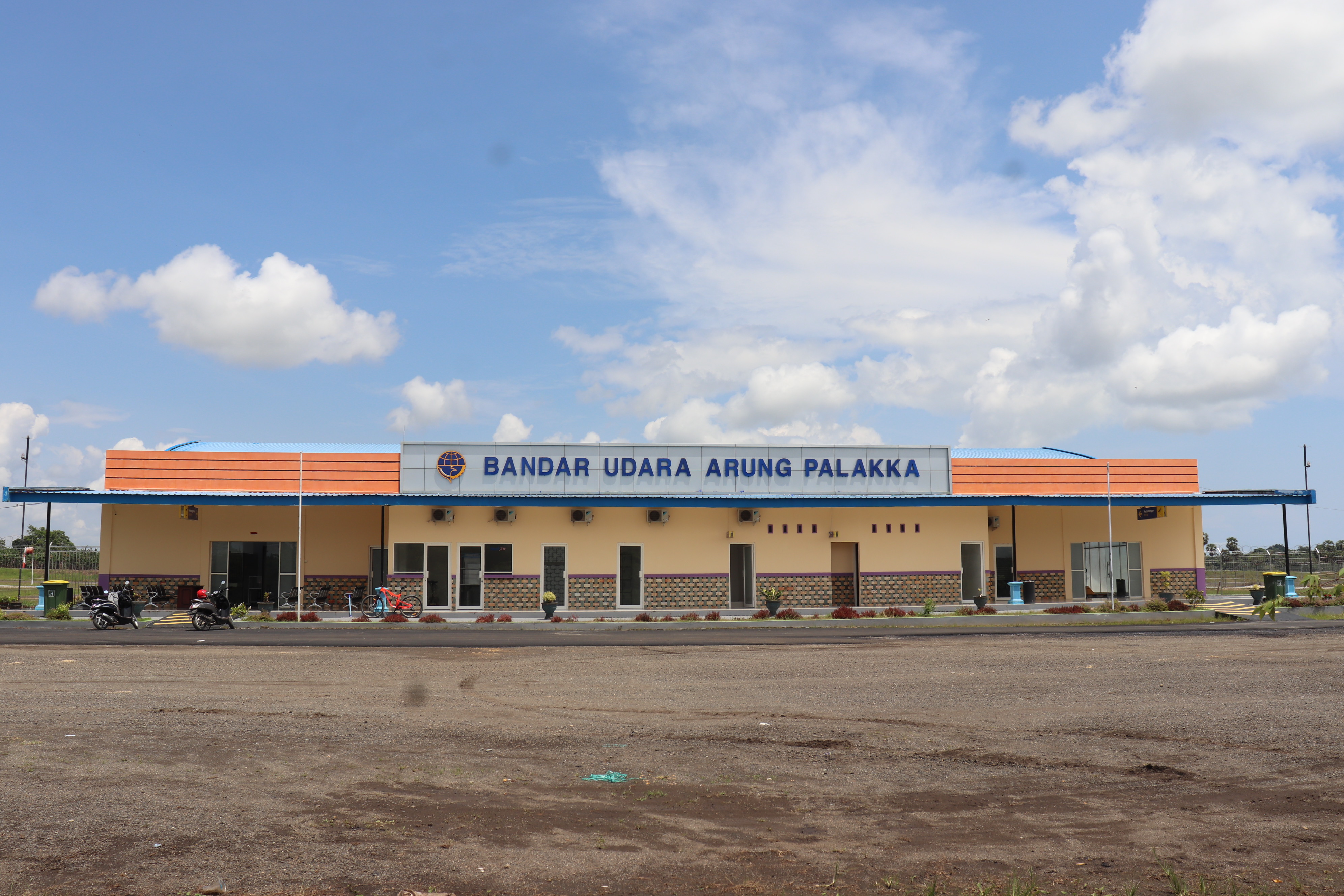 Foto Bandara TERMINAL PENUMPANG (TAMPAK SISI DARAT)