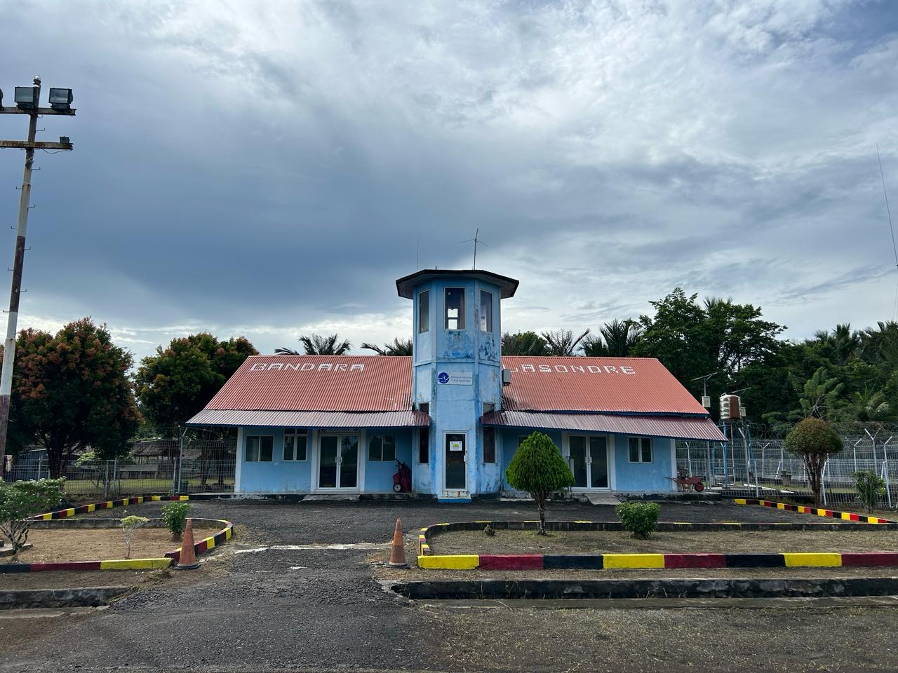 Foto Bandara Gedung Terminal Penumpang (Sisi Udara) Bandara Lasondre