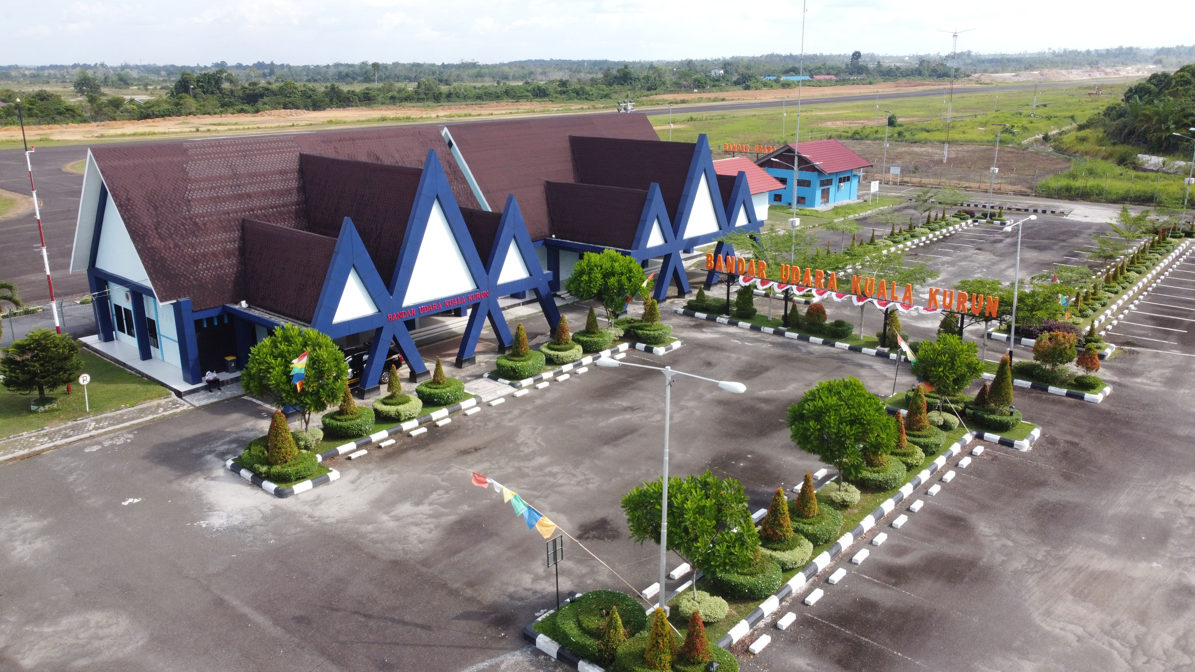 Foto Bandara 2. Halaman parkir kendaraan darat