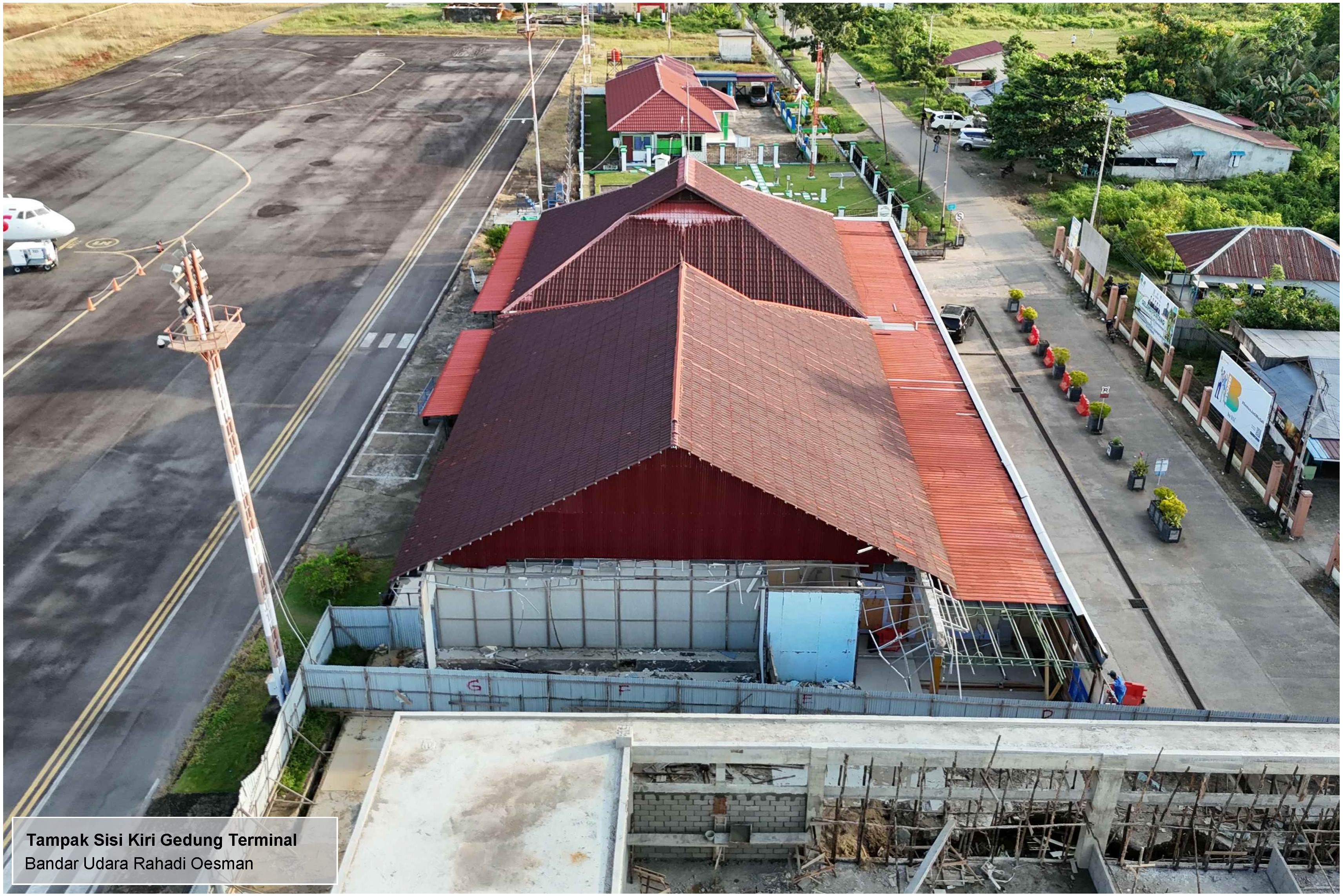 Foto Bandara Tampak sisi kiri gedung terminal