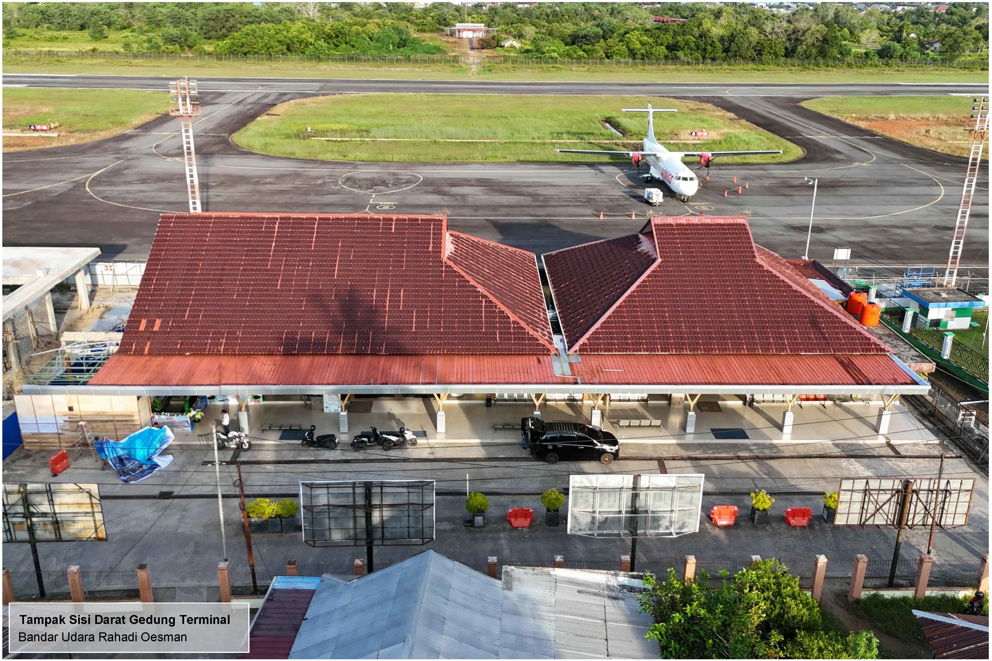 Foto Bandara Tampak sisi darat gedung terminal