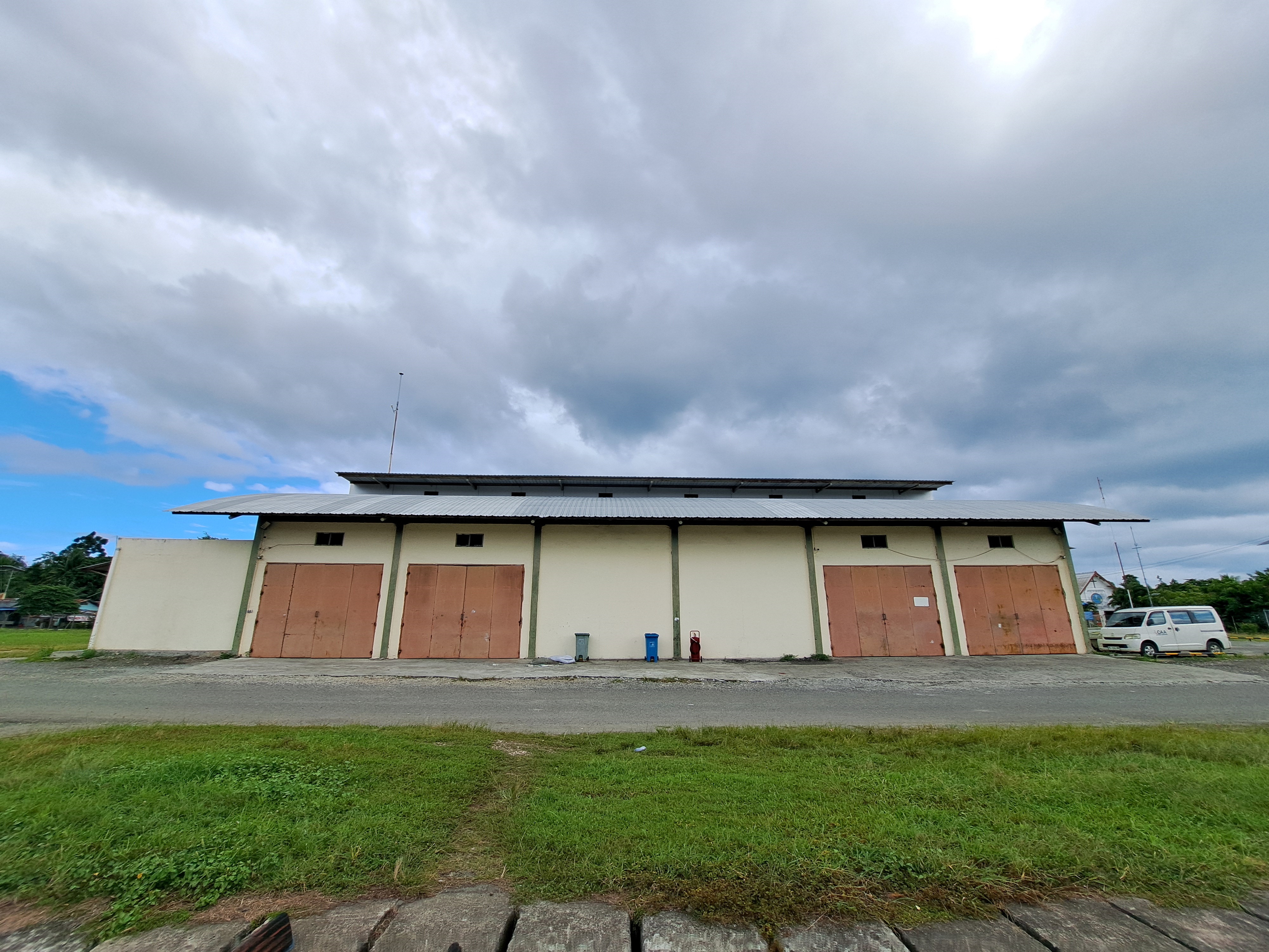 Foto Bandara Gedung Kargo Tampak Belakang