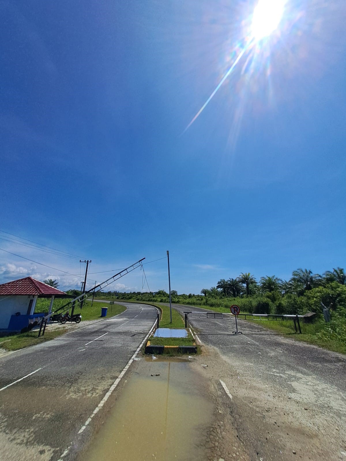 Foto Bandara Jalan akses keluar masuk 1