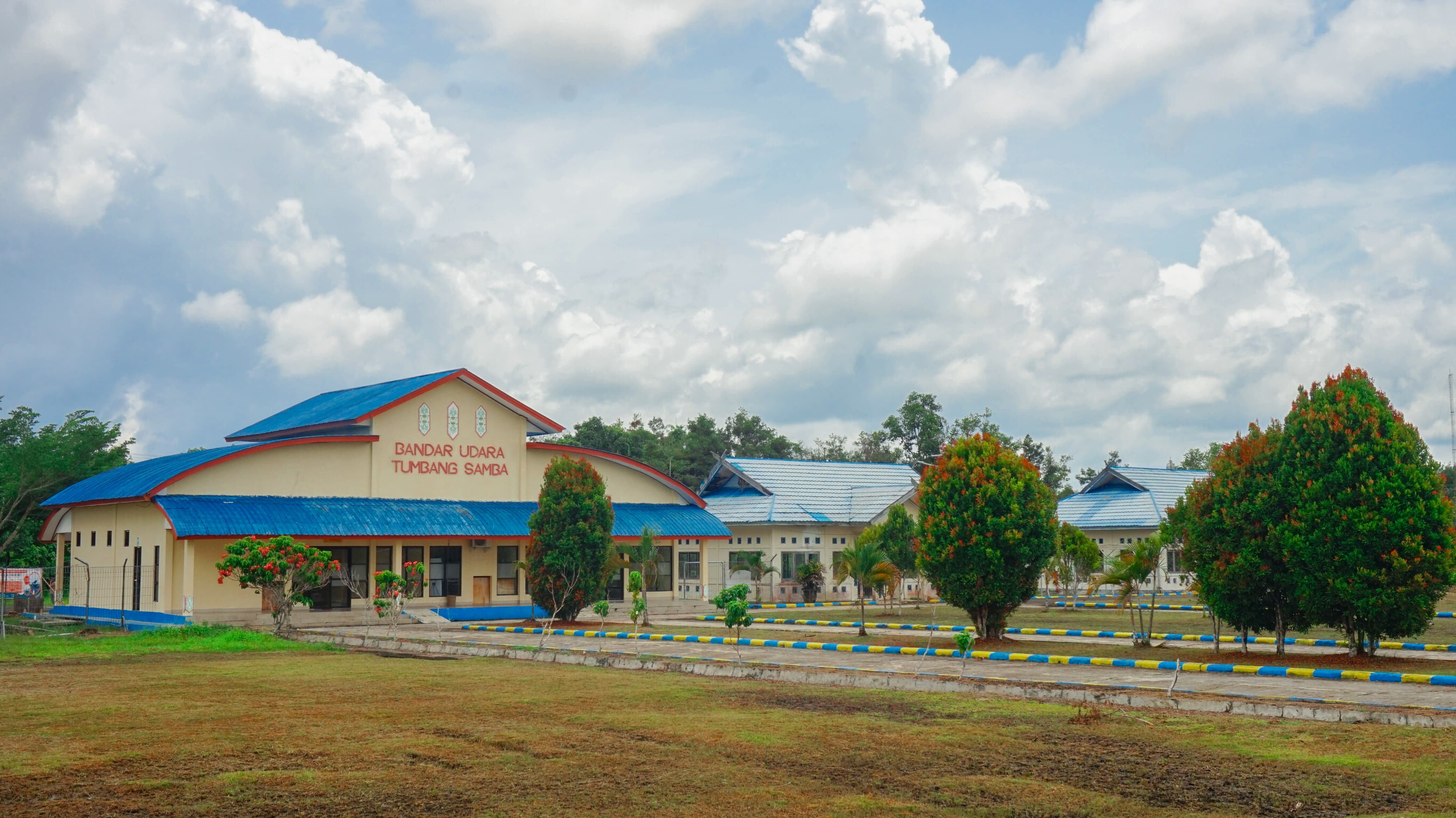 Foto Bandara GEDUNG TERMINAL ARAH SISI UDARA