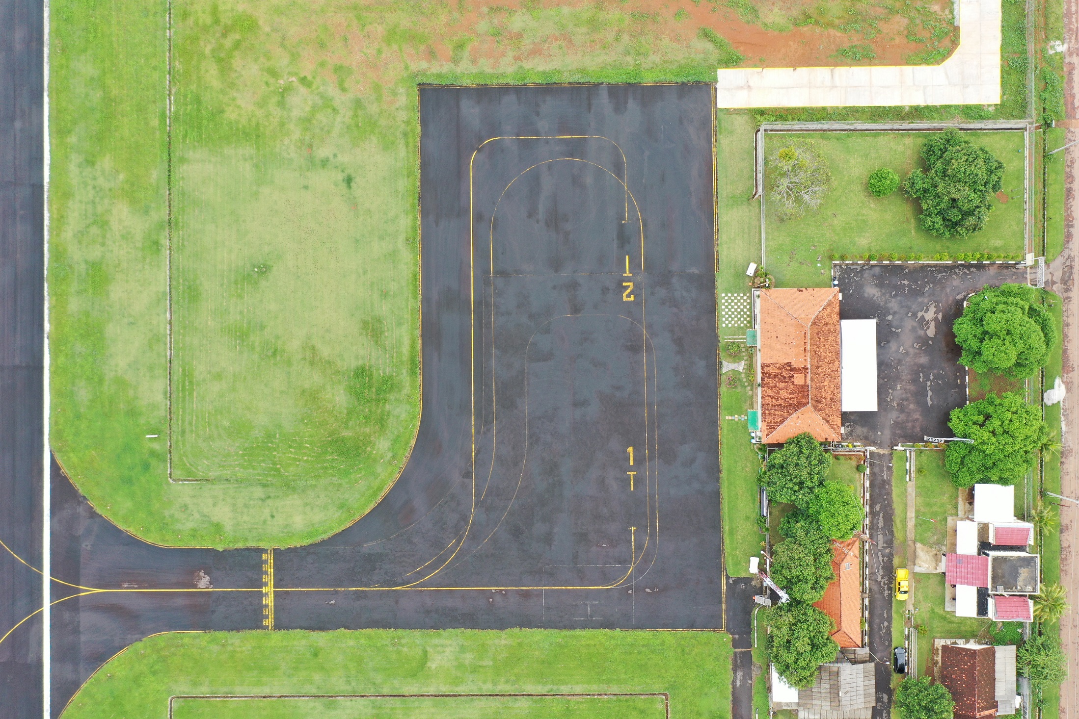 Foto Bandara Taxiway, Apron (Citra Foto Udara)