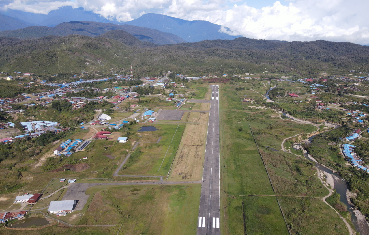 Foto Bandara Runway Bandar Udara Oksibil