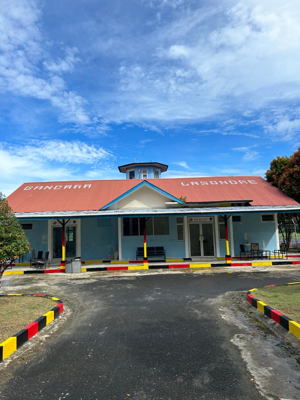 Foto Bandara Gedung Terminal Penumpang Bandara Lasondre (Land Side/Sisi Darat)