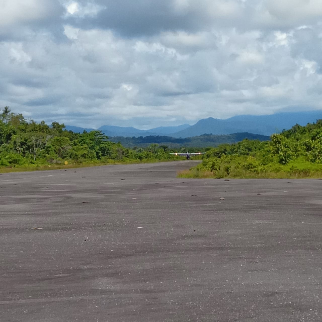 Foto Bandara Runway Bandara Teraplu