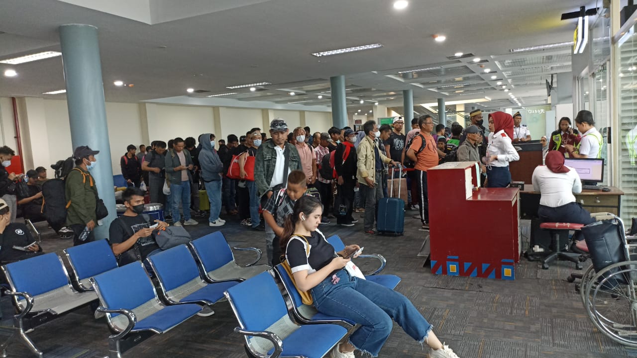 Foto Bandara RUANG TUNGGU KEBERANGKATAN