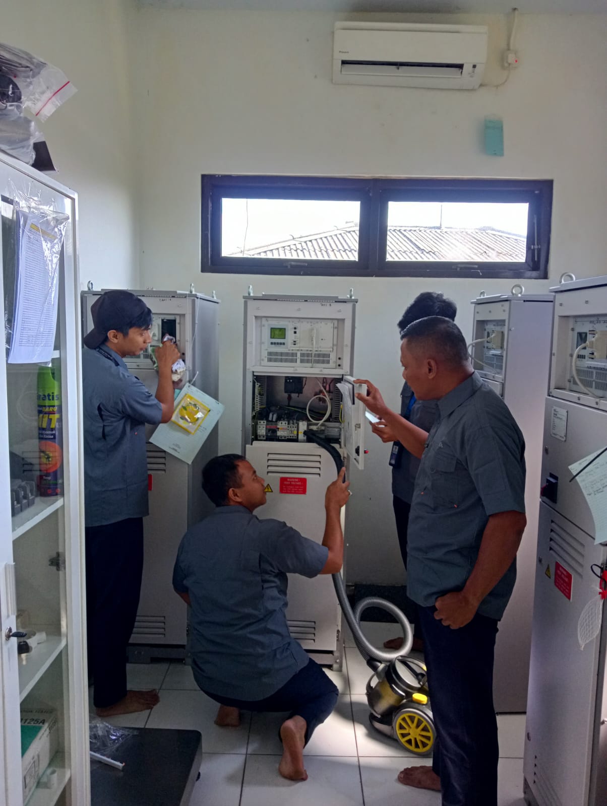 Foto Bandara Pemeliharaan peralatan listrik