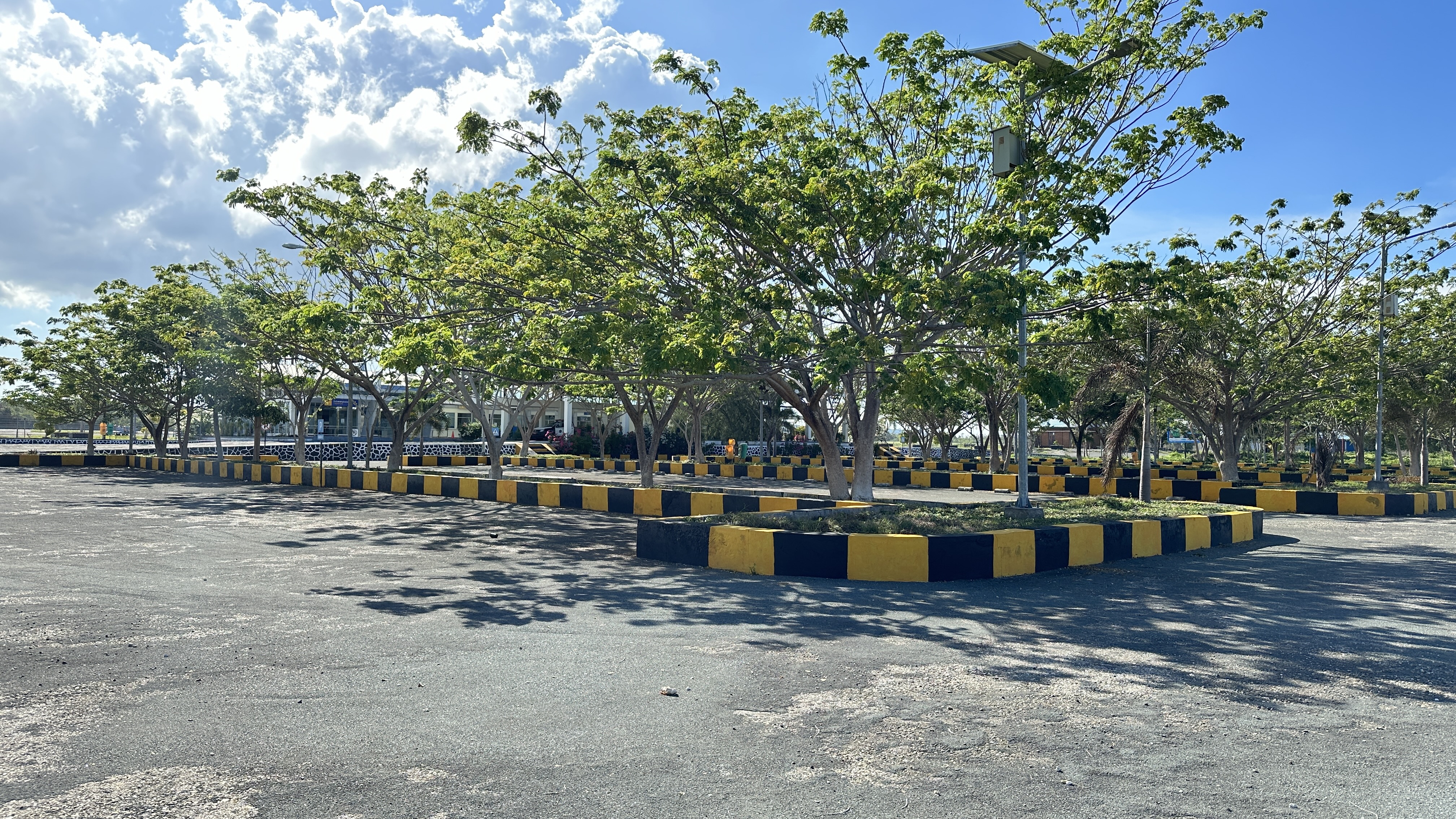 Foto Bandara Tempat Parkir Kendaraan Penumpang