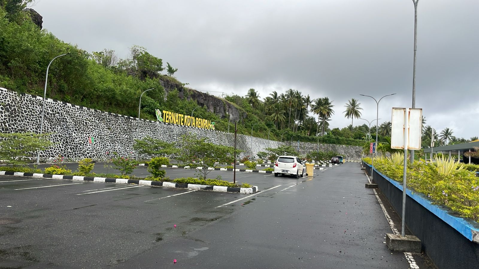 Foto Bandara PARKIR KENDARAAN RODA 4