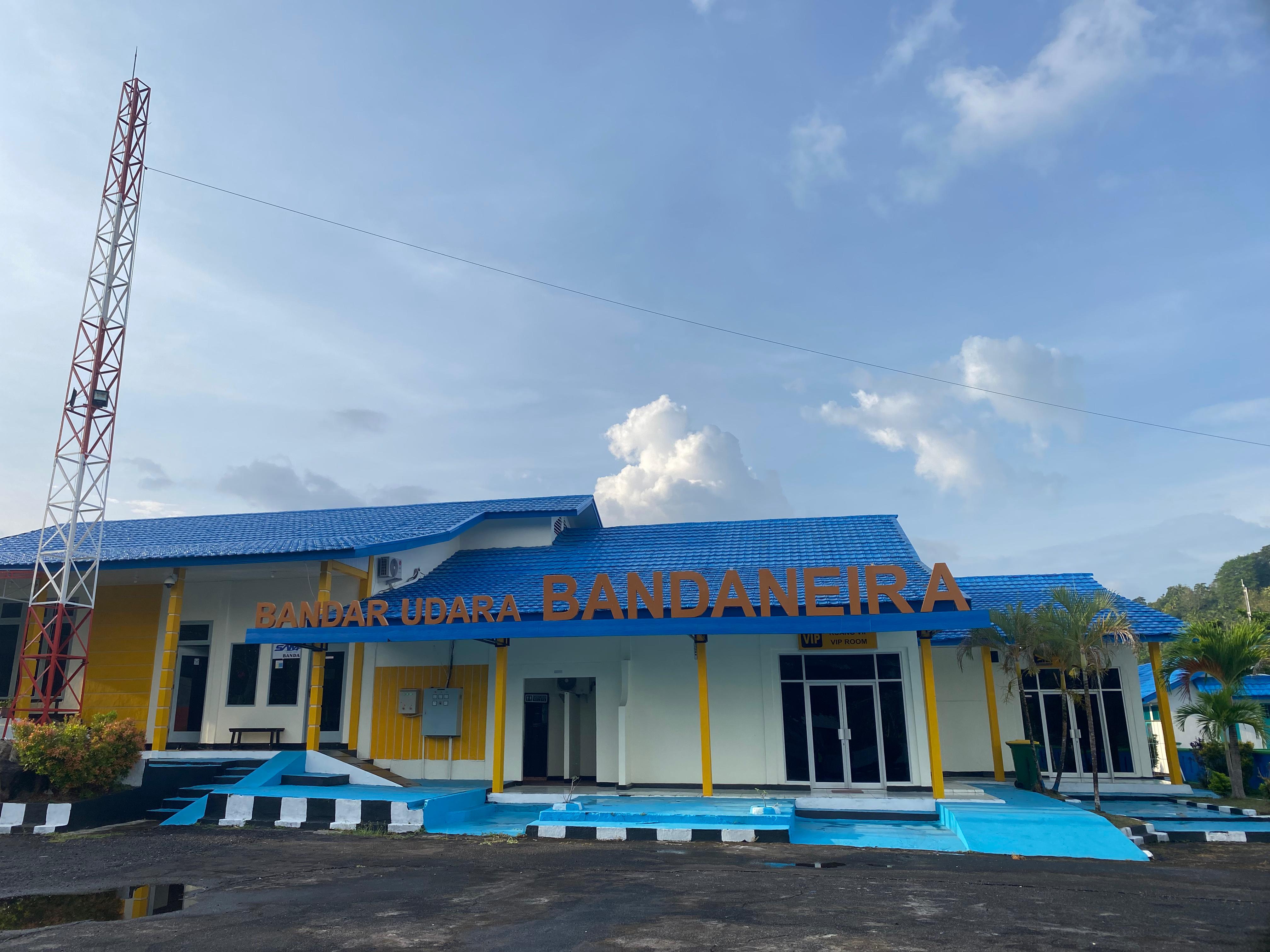 Foto Bandara GEDUNG TERMINAL TAMPAK DARI SISI DARAT