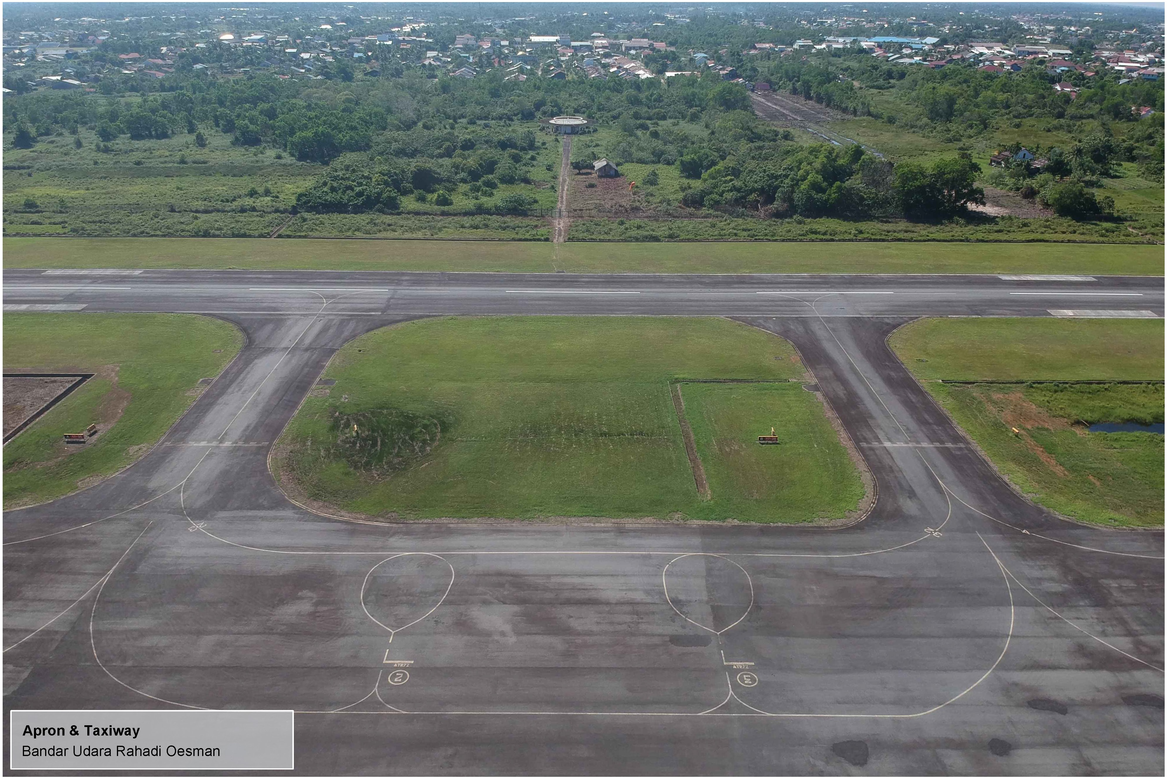 Foto Bandara Tampak atas apron & taxiway