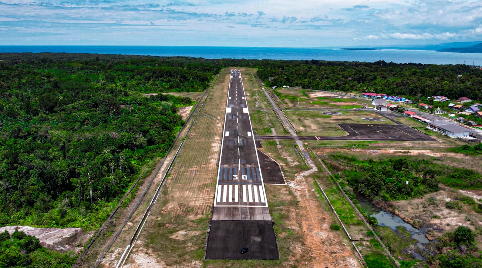 Foto Bandara Runway Tampak Atas