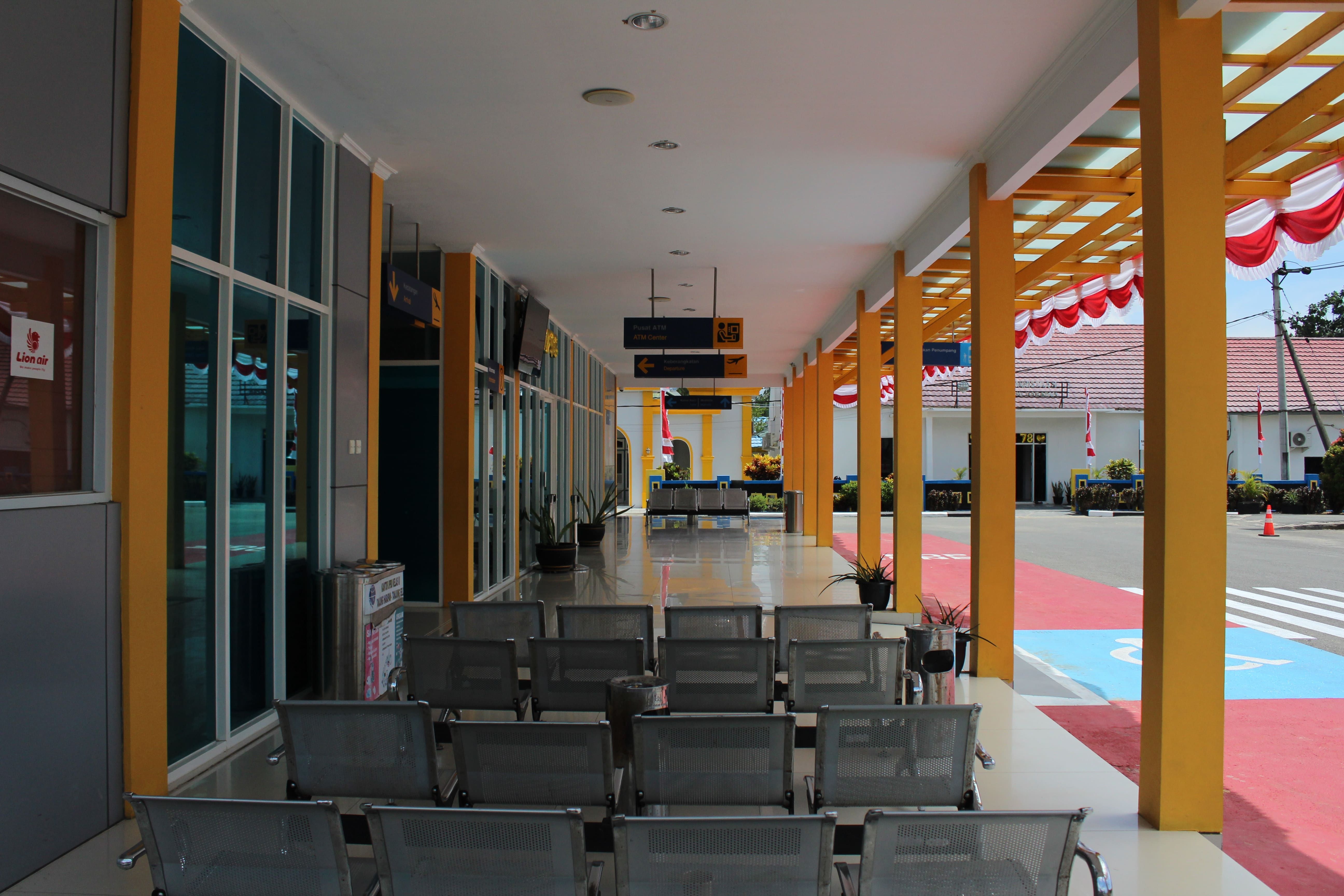 Foto Bandara Tempat Duduk Pengantar