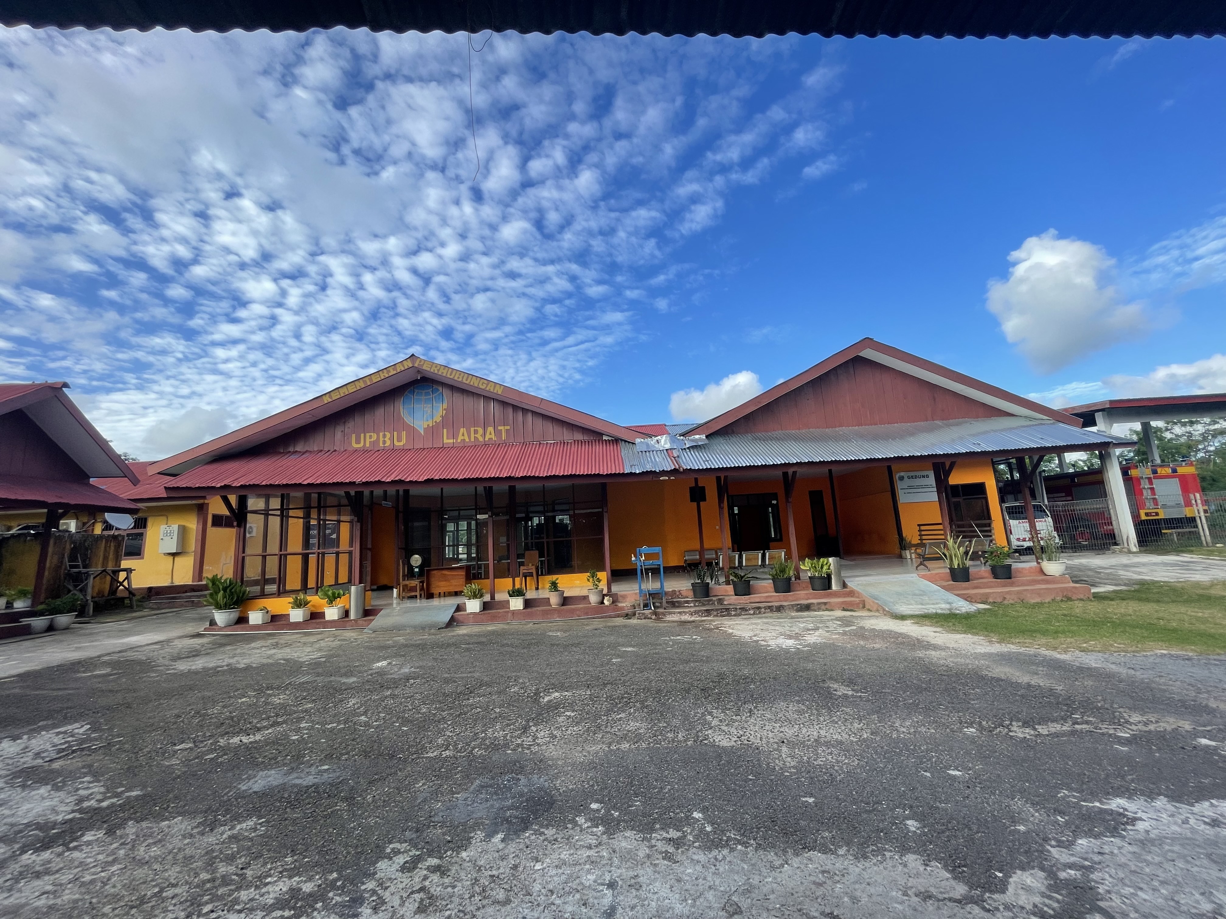 Foto Bandara TERMINAL KEBERANGKATAN & KEDATANGAN TAMPAK DEPAN