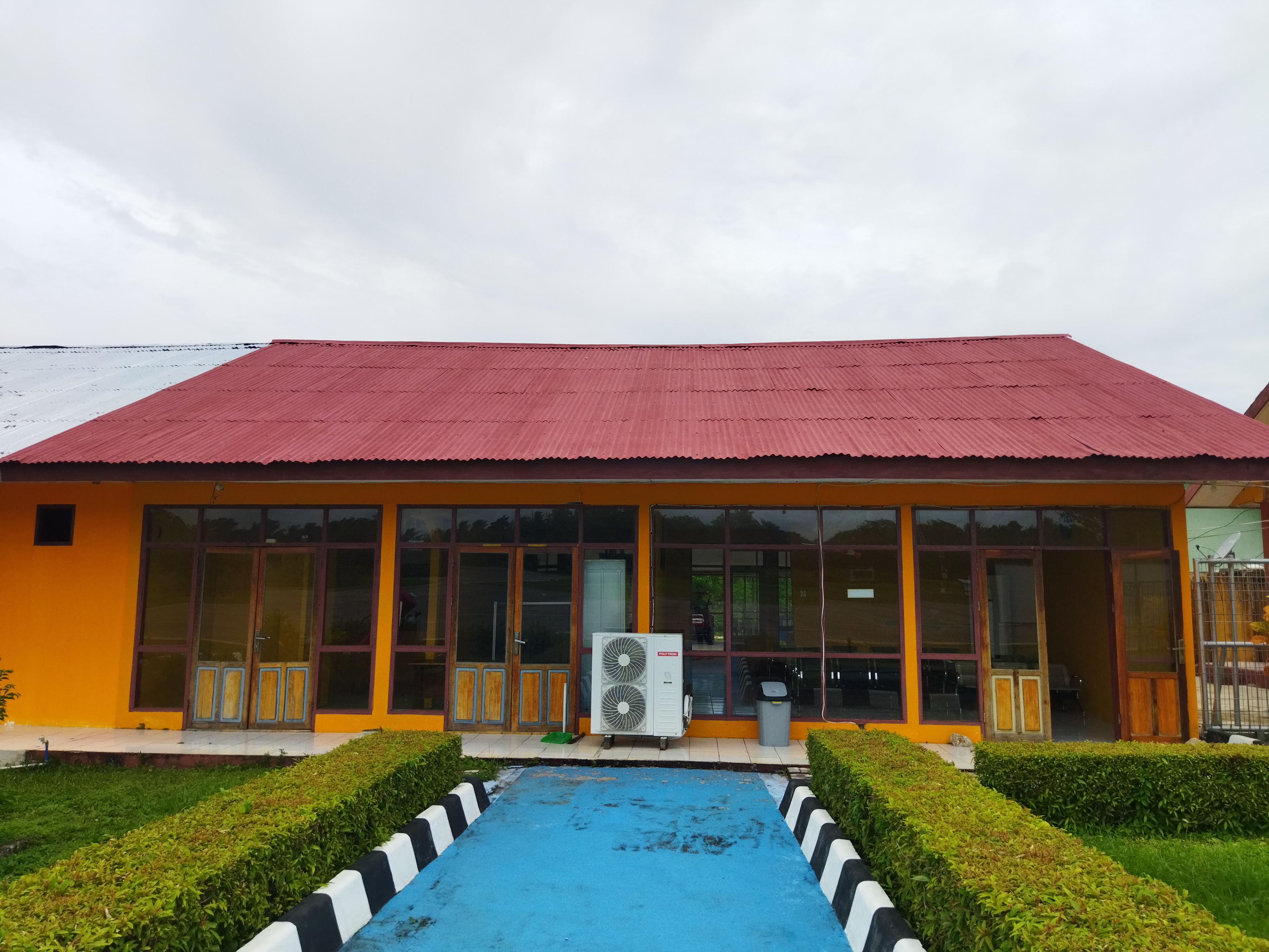 Foto Bandara TERMINAL KEBERANGKATAN TAMPAK DEPAN