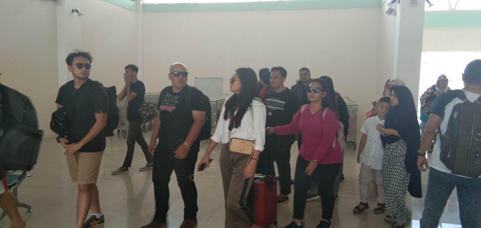 Foto Bandara Calon penumpang terlihat berjalan menuju pesawat