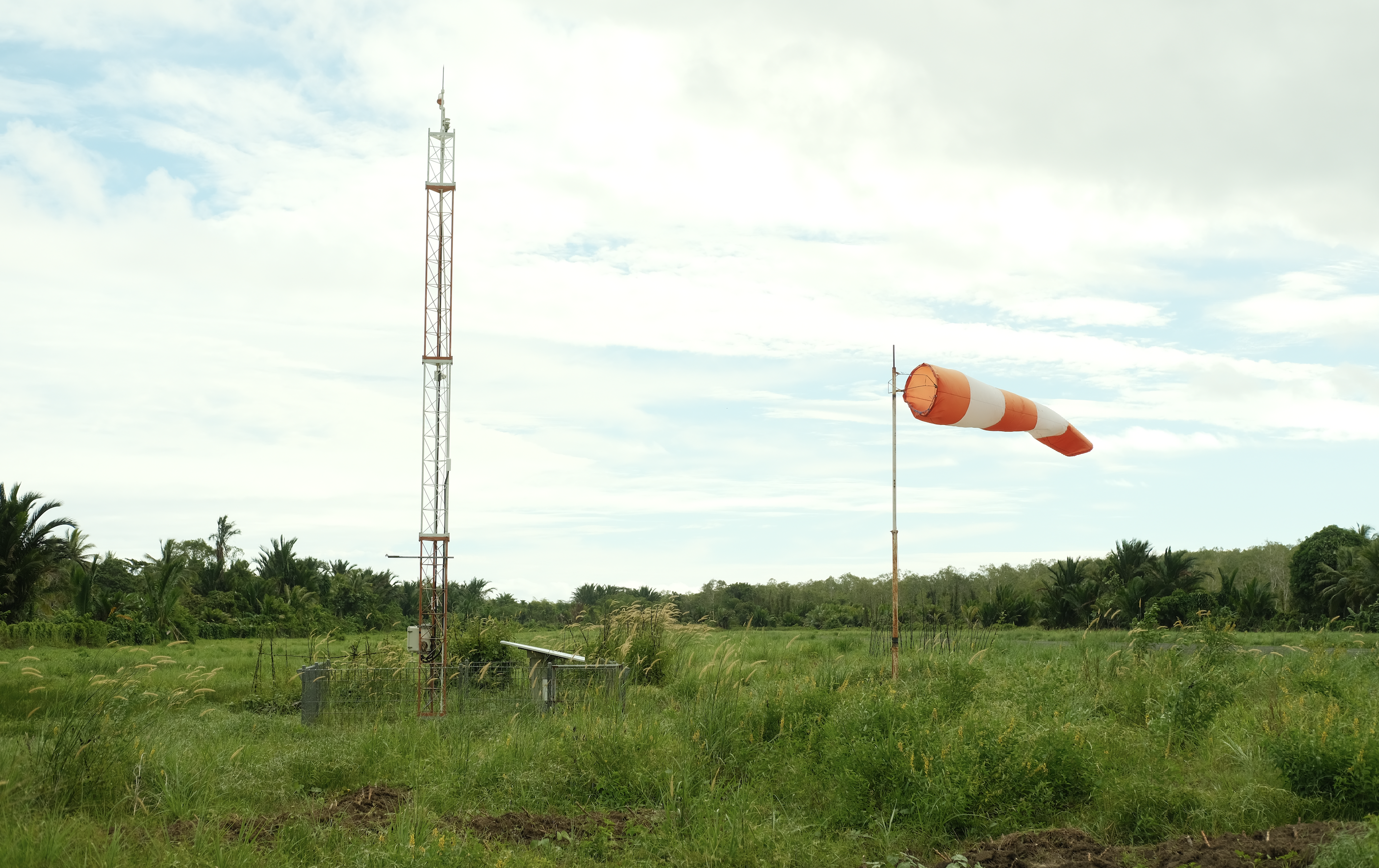 Foto Bandara Windsock dan Antena BMKG Bandara Inanwatan