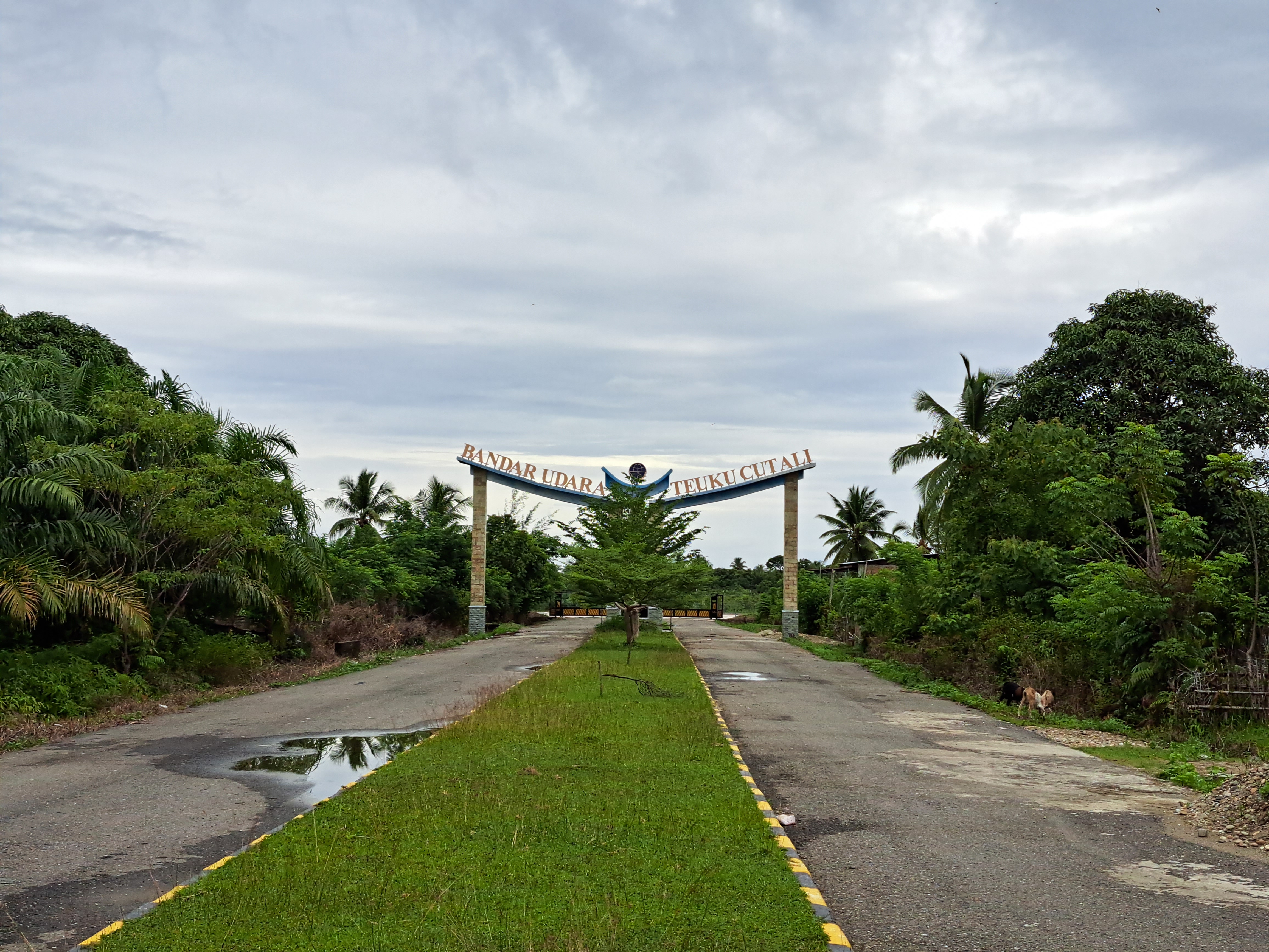 Foto Bandara JALAN MASUK-KELUAR BANDARA 