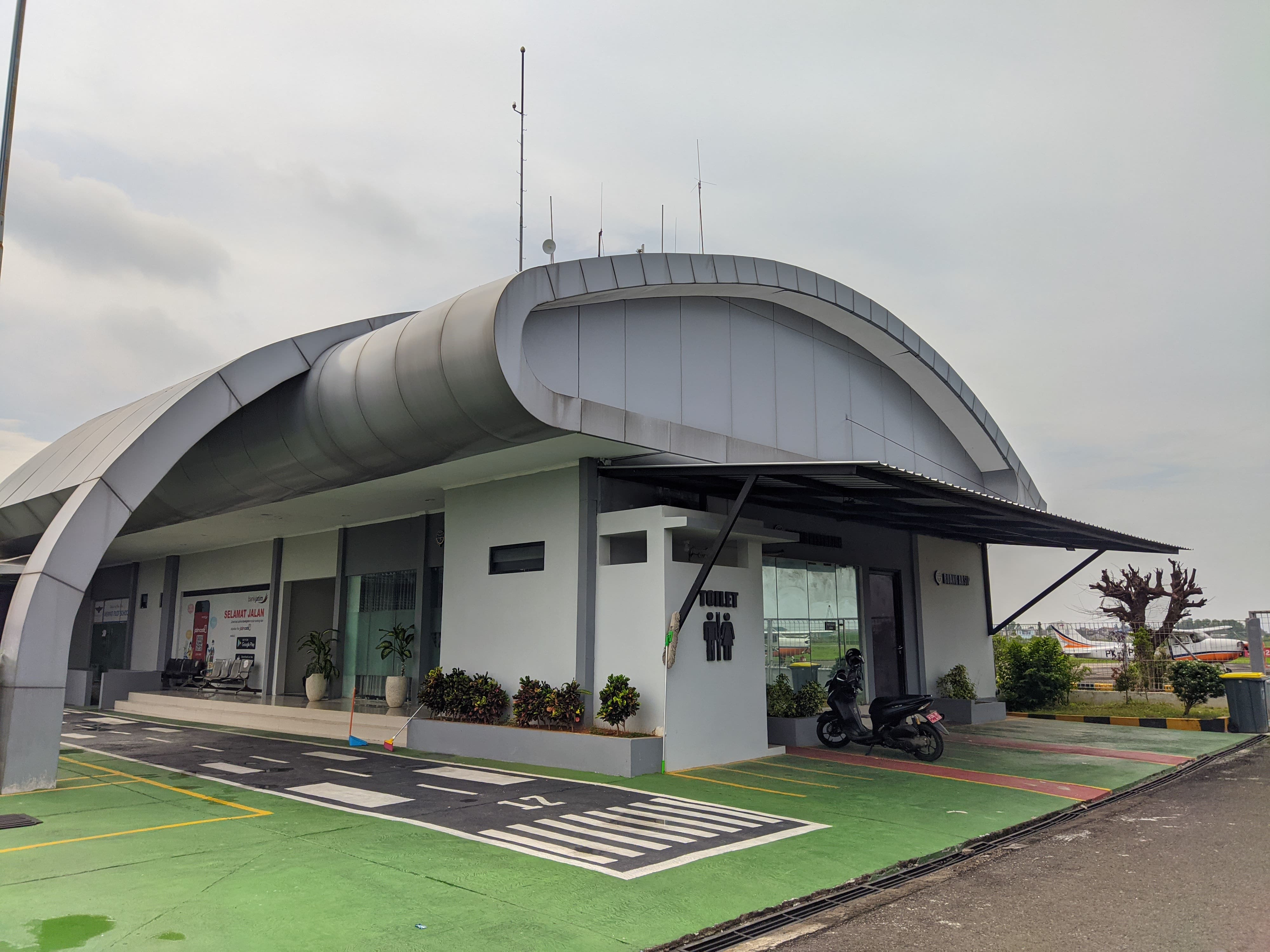 Foto Bandara Gedung Operasional (Rg Rapat, Rg Kesehatan, Rg Arsip, Toilet)