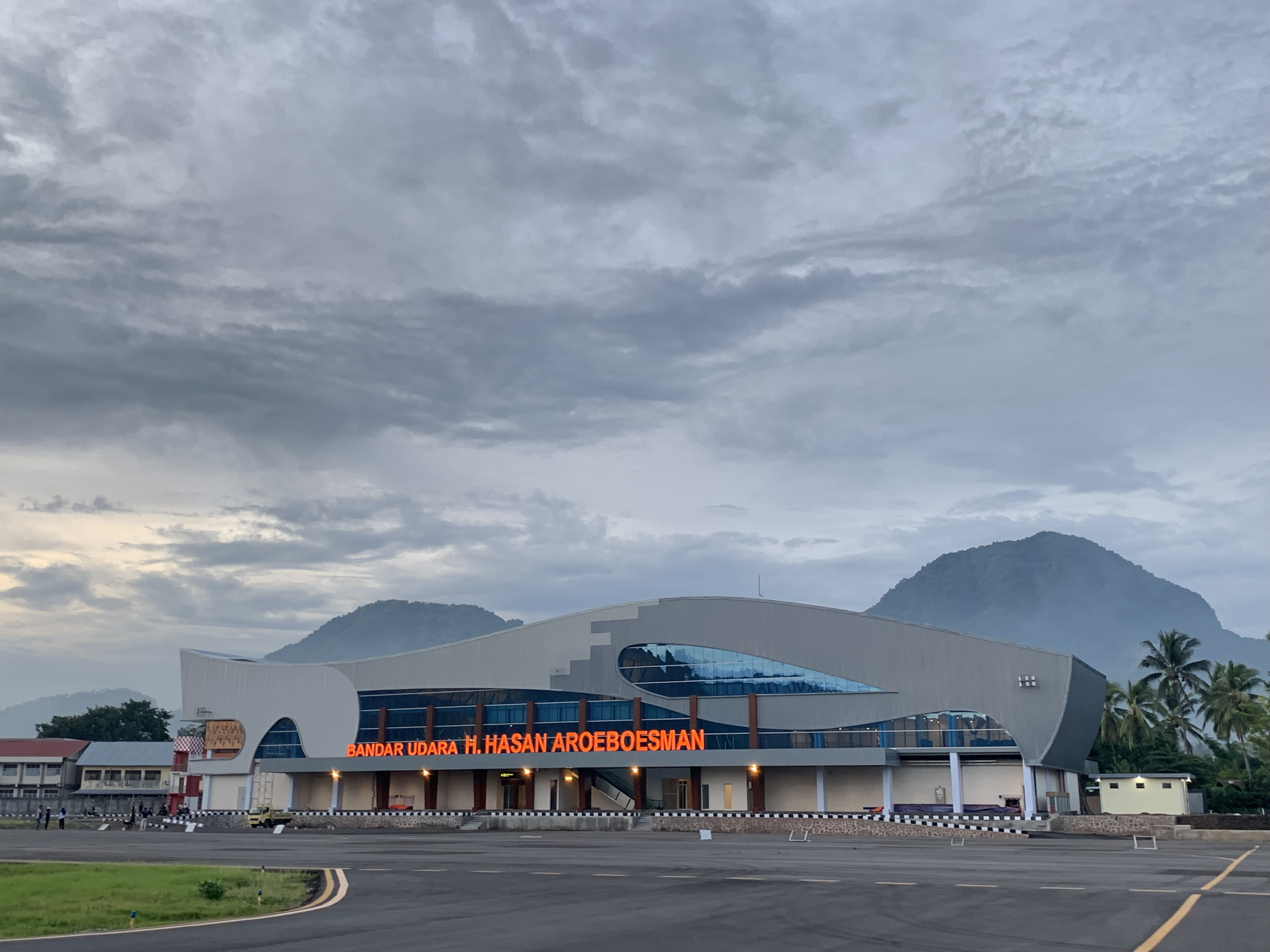 Foto Bandara Tampilan Gedung Terminal Bandar udara UPBU H. Hasan Aroboesman Ende