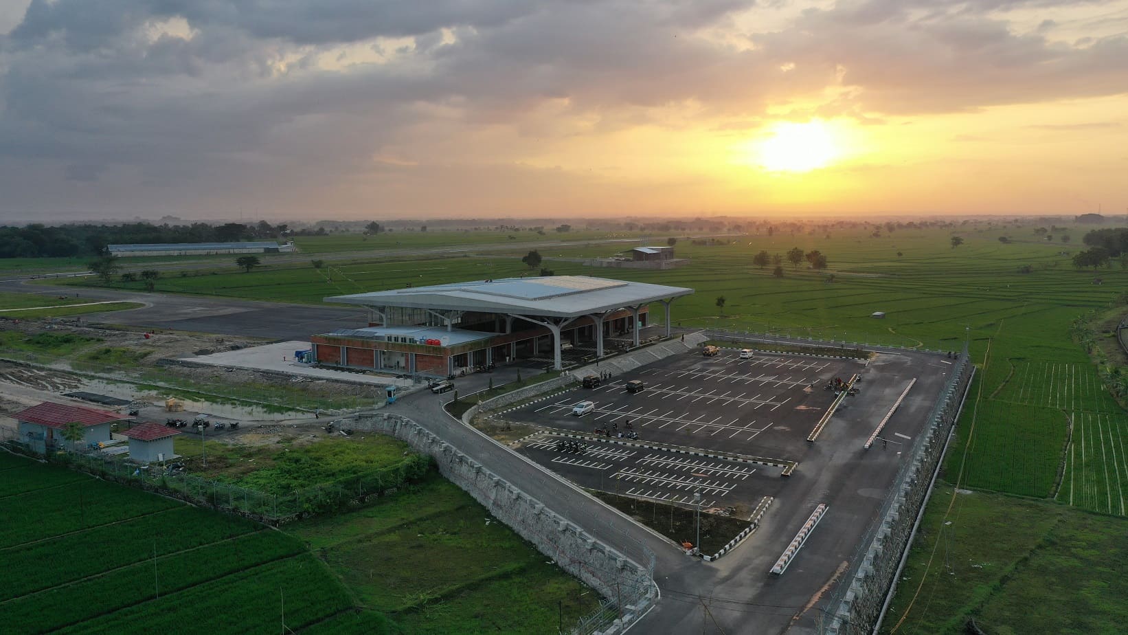 Foto Bandara BANDARA NGLORAM