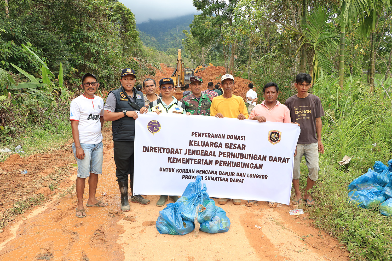 Pemberian Bantuan OTBAN 6 Padang Terhadap Warga Terdampak Di Lubuk Minturun, Kota Padang