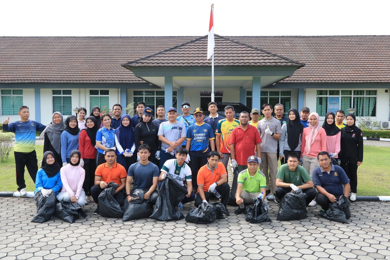 KEGIATAN AKSI BERSIH DI AREA KANTOR OTORITAS BANDAR UDARA WILAYAH VI-PADANG TAHUN 2025