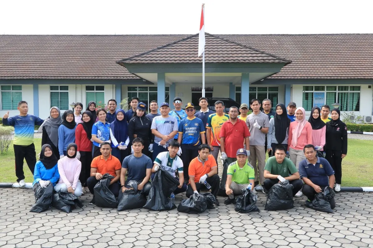KEGIATAN AKSI BERSIH DI AREA KANTOR OTORITAS BANDAR UDARA WILAYAH VI-PADANG TAHUN 2025