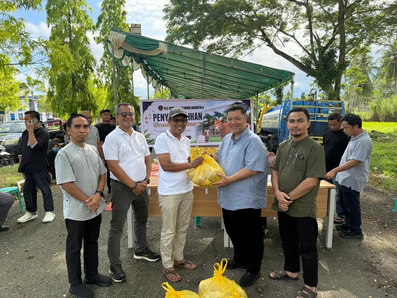 BLU UPBU DJALALUDDIN GORONTALO SEMBELIH 13 HEWAN QURBAN, SALURKAN 1.035 PAKET DAGING KEPADA MASYARAKAT