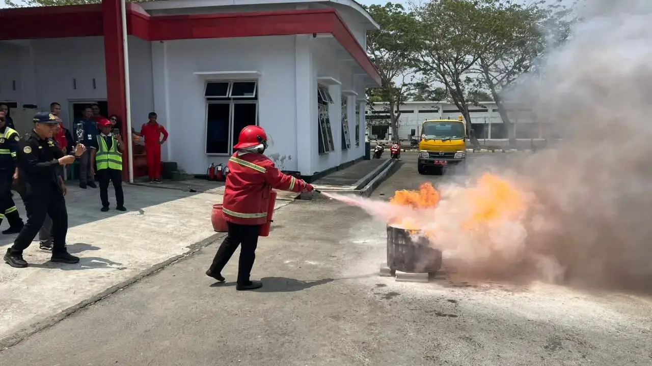 Gambar Berita dengan Judul TINGKATKAN KESIAPSIAGAAN DARURAT, BANDARA DJALALUDDIN GORONTALO GELAR PELATIHAN PENGGUNAAN APAR