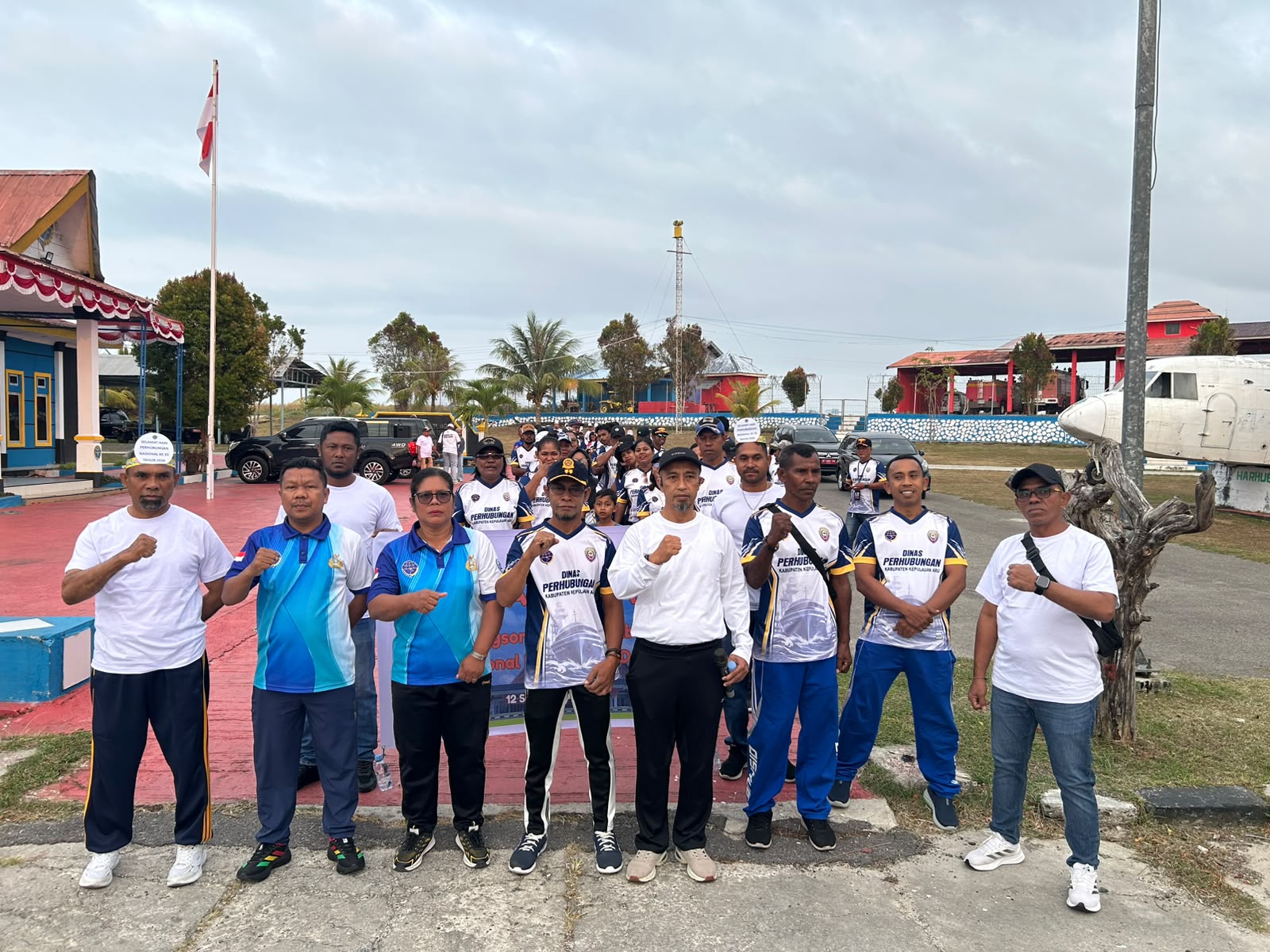 Gambar Berita dengan Judul Menyongsong Hari Perhubungan Nasional ke-55 Tahun 2026. Bandara Dobo, Pelabuhan Dobo dan Dinas Perhubungan, Lakukan Giat Jalan Sehat dan Senam Bersama