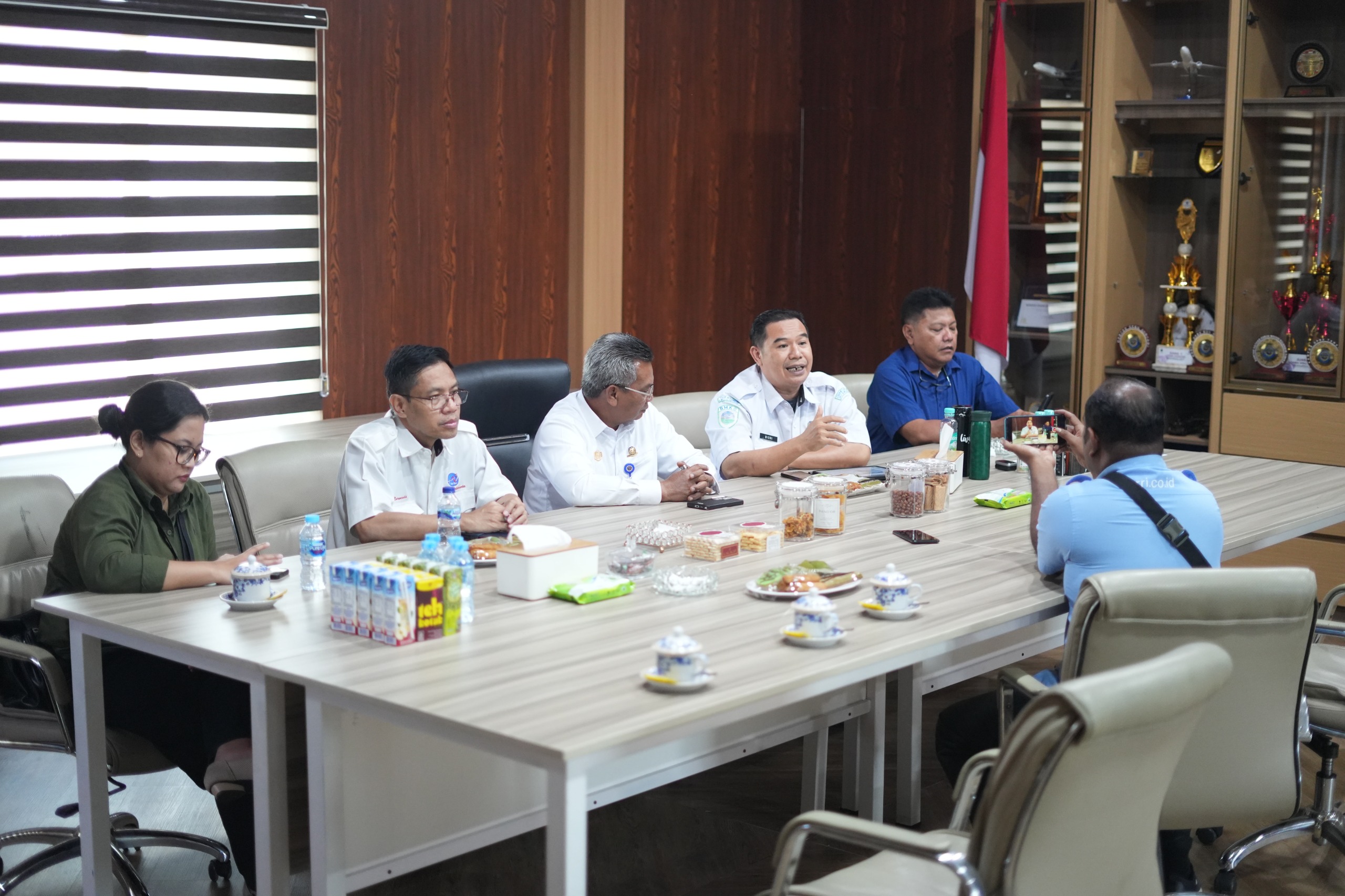 Gambar Berita dengan Judul KABUT ASAP MENYELIMUTI SORONG, OPERASIONAL PENERBANGAN DI BANDARA DEO TETAP BERJALAN NORMAL