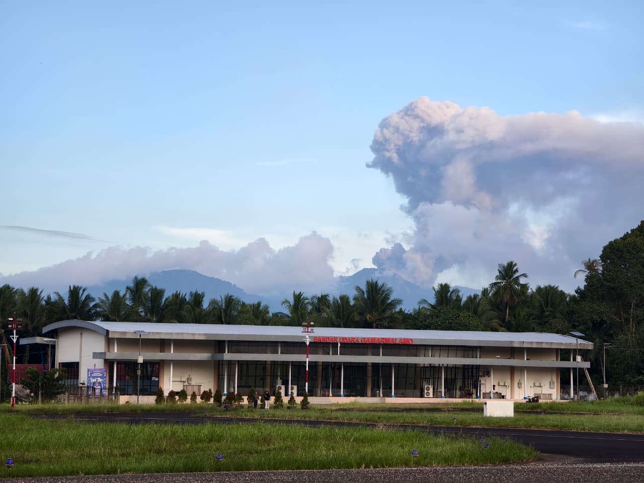 Gambar Berita dengan Judul Penerbangan Perintis Rute Ternate–Galela (PP) Dibatalkan Akibat Sebaran Abu Vulkanik Gunung Dukono