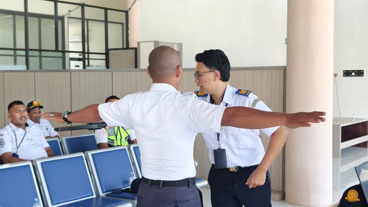 Gambar Berita dengan Judul Jamin Keselamatan Pengguna Jasa, UPBU Gamarmalamo Selenggarakan Refreshment Training Bagi Personel AVSEC