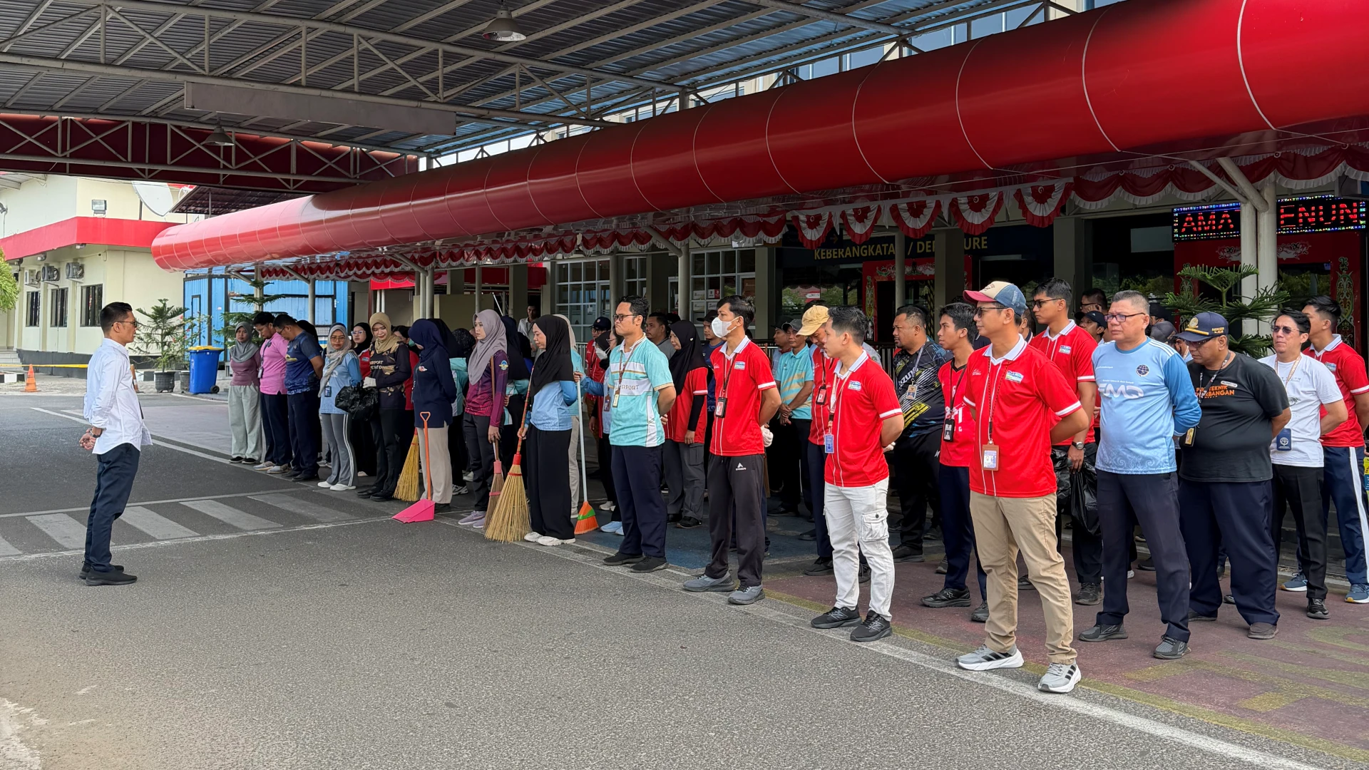 Pegawai Bandara H. Asan Sampit Laksanakan Gerakan Bersih-Bersih Kantor dalam Rangka Harhubnas 2026