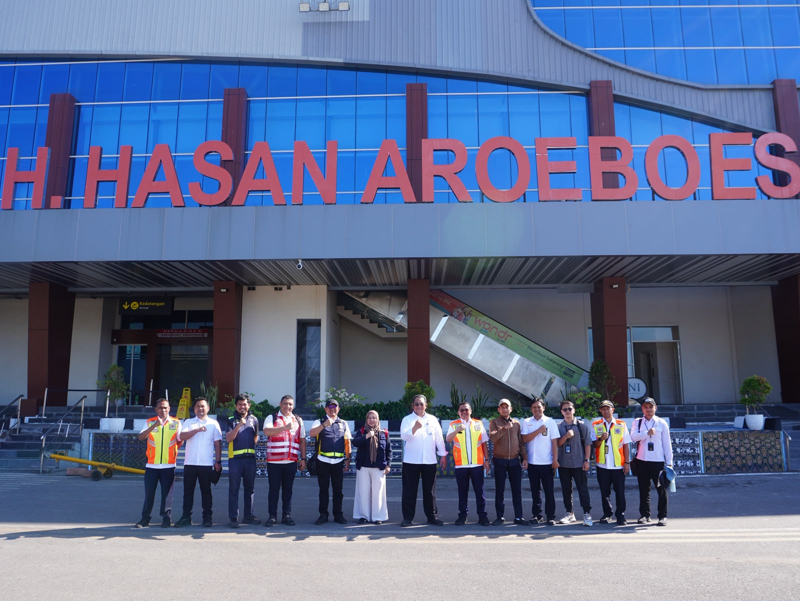 Kepala Otoritas Bandara Wilayah IV Bali Meninjau Langsung Fasilitas Bandara H. Hasan Aroeboesman Ende Pasca Gempa Bumi