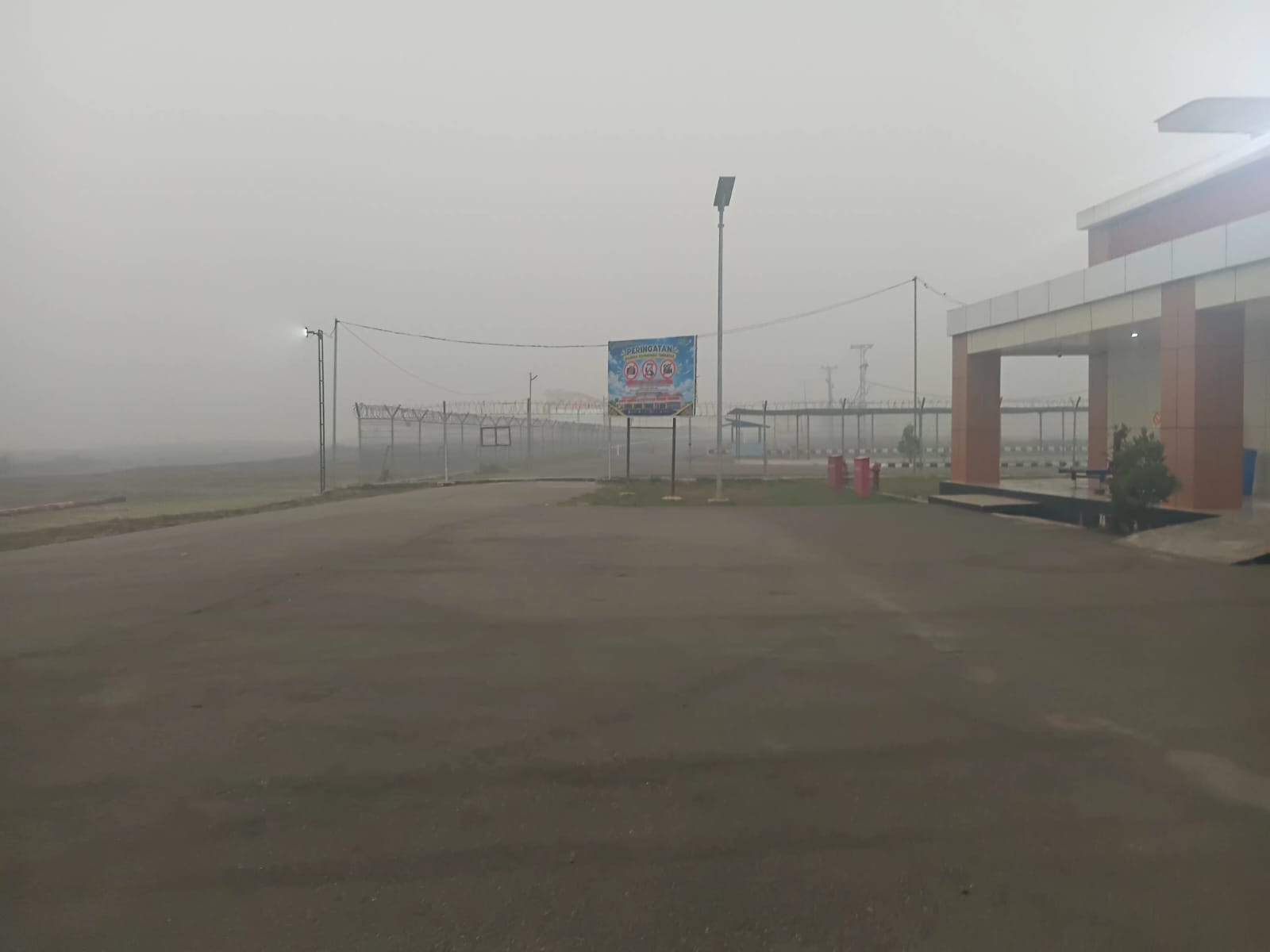 Gambar Berita dengan Judul PENGUMUMAN PENTING: Kabut Asap Karhutla Memburuk, Penerbangan di Bandara Kepi Dibatalkan Total! Cek Rute Anda Di Sini