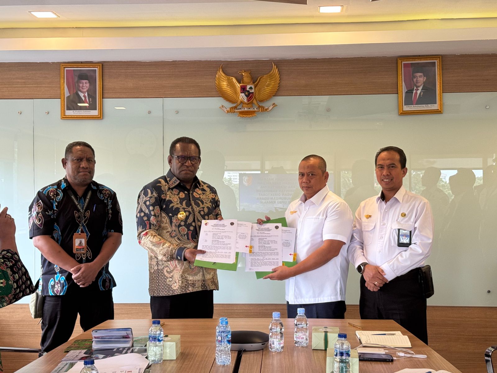 Gambar Berita dengan Judul Penandatangan Perjanjian Hibah dan Berita Acara Serah Terima Hibah Barang Milik Daerah (BMD) Berupa Tanah pada Bandara Kimaam